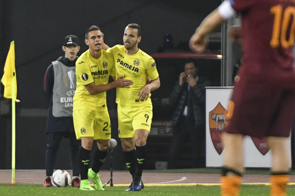 Santos Borré le dio la victoria al Villarreal, que quedó eliminado de la Europa League