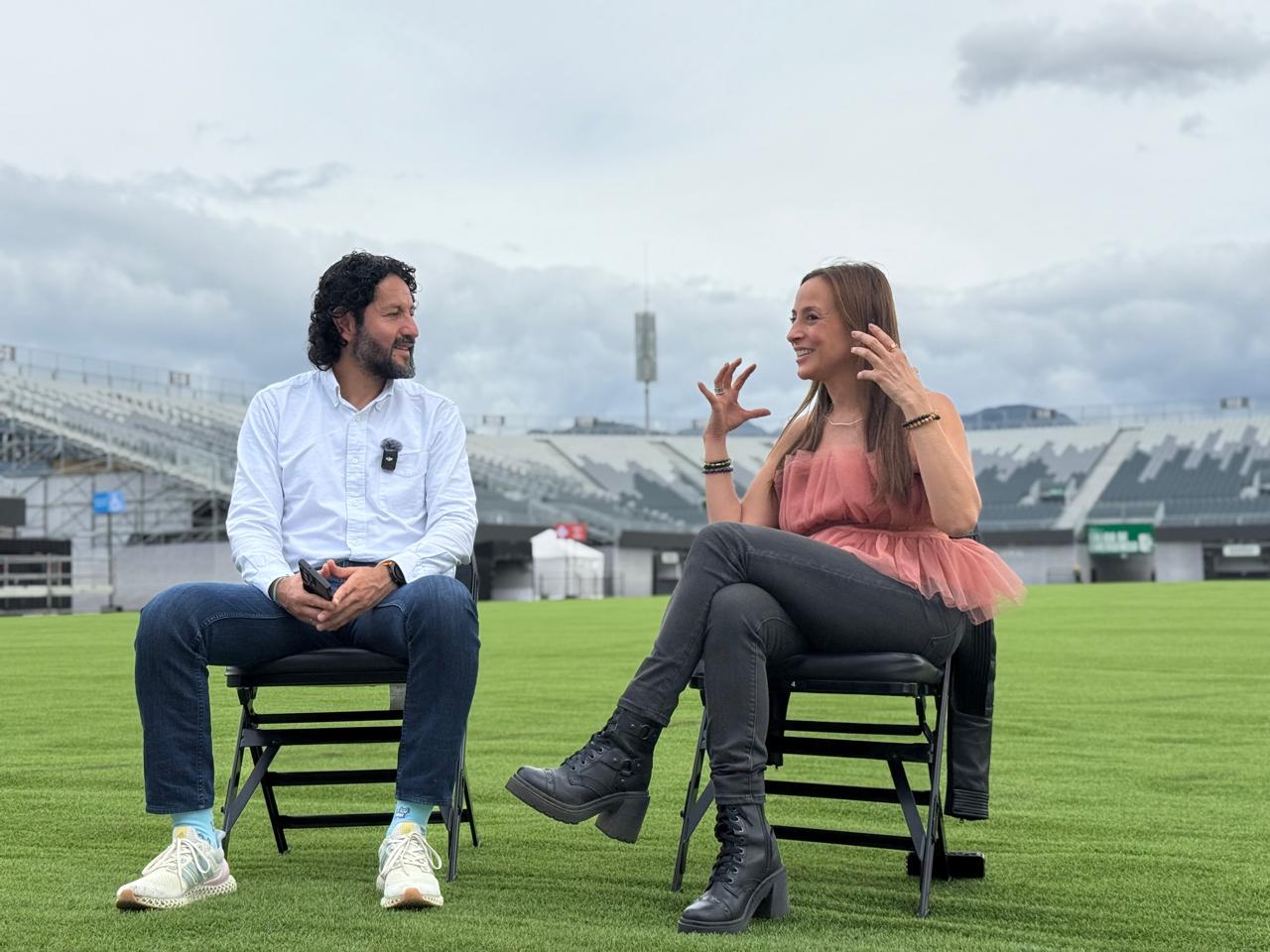 Edwin Bohórquez Aya, gerente digital de El Espectador; y Luz Ángela Castro, CEO de Ocesa Colombia, en el Vive Claro Distrito Cultural, durante la entrevista.