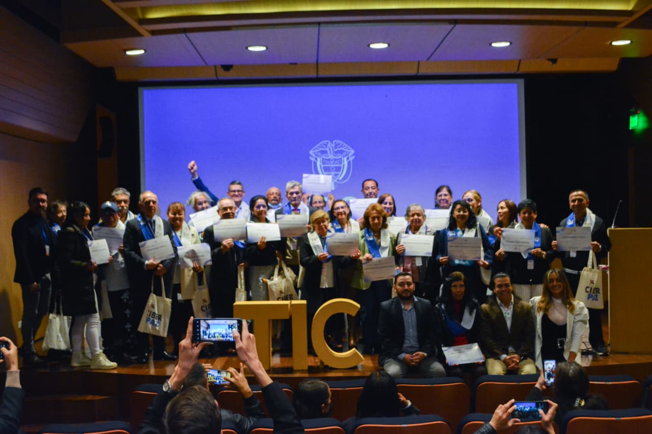 Adultos mayores se certificaron en habilidades digitales con MinTIC