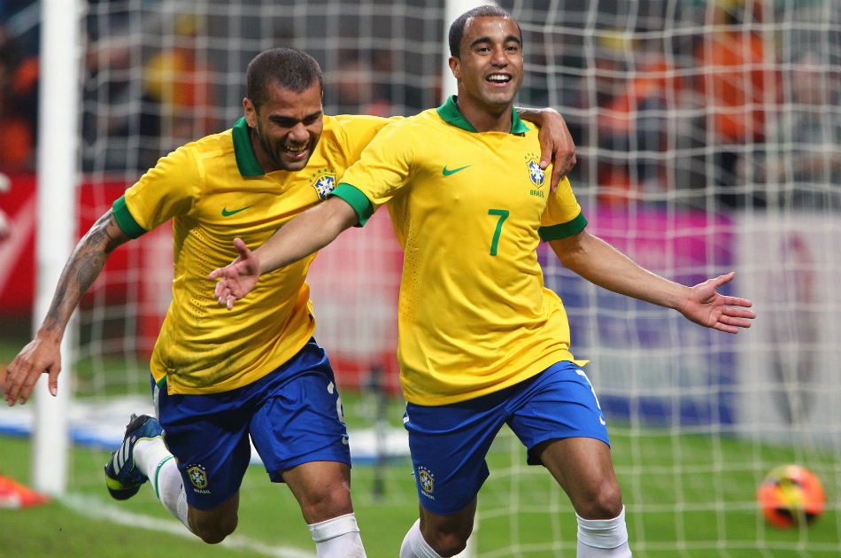 Daniel Alves apoya gigantescas protestas en Brasil