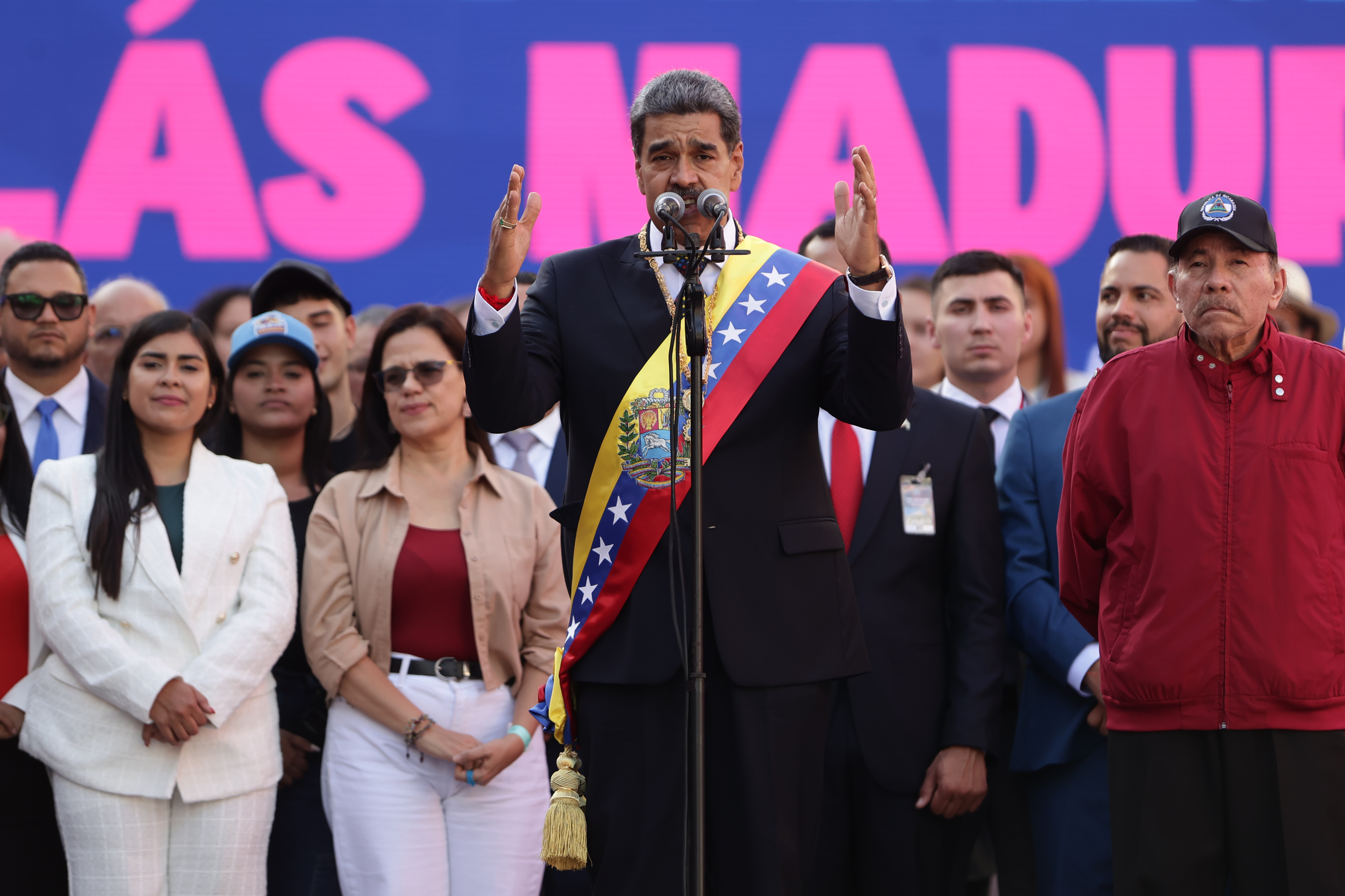 AME291. MIRAFLORES (VENEZUELA), 10/01/2025.- El líder chavista Nicolás Maduro (c) pronuncia un discurso junto al presidente de Nicaragua, Daniel Ortega (d), este viernes, en Miraflores a unos 74 km de Caracas (Venezuela). Maduro defendió este viernes su investidura presidencial para un tercer sexenio, cuestionada por el antichavismo y gran parte de la comunidad internacional tras las denuncias opositoras de "fraude" en las elecciones de julio pasado, como una "gran victoria venezolanista" y celebró que no la pudieran "impedir". EFE/ Ronald Peña R.