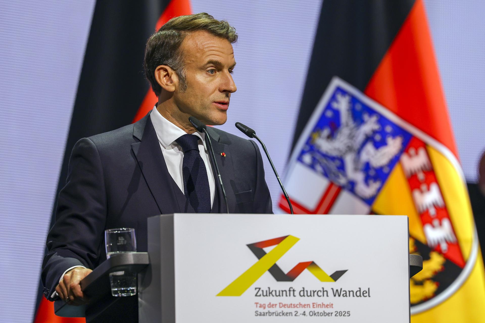 SAARBRUECKEN (Germany), 03/10/2025.- French President Emmanuel Macron delivers a speech during celebrations for the Day of German Unity in Saarbruecken, Germany, 03 October 2025. German Unity Day is marked annually on 03 October to commemorate the reunification of East and West Germany in 1990. (Alemania) EFE/EPA/CHRISTOPHER NEUNDORF / POOL
