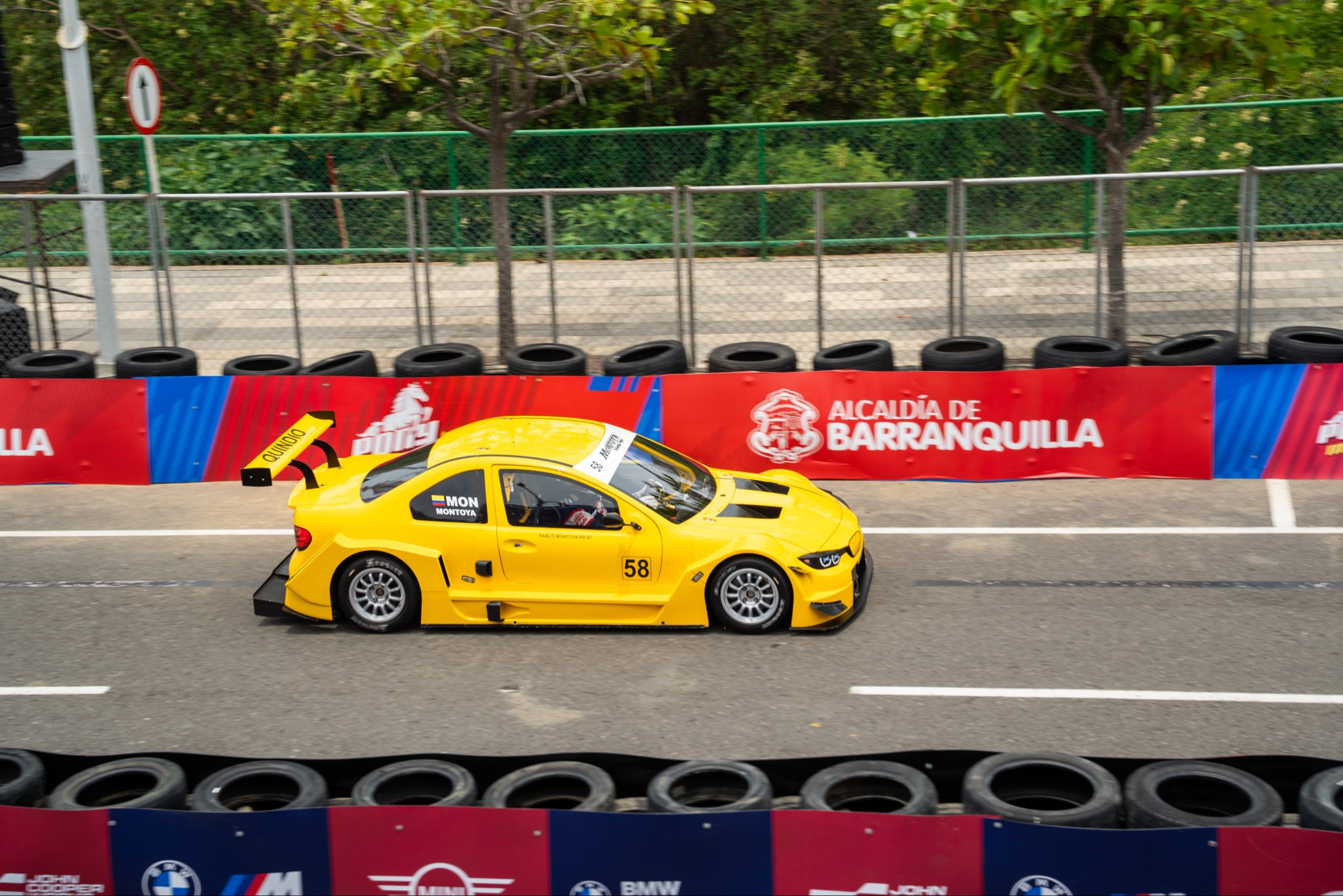 Uno de los carros modificados para participar del Circuito Pony Malta en el Gran Malecón de Barranquilla.