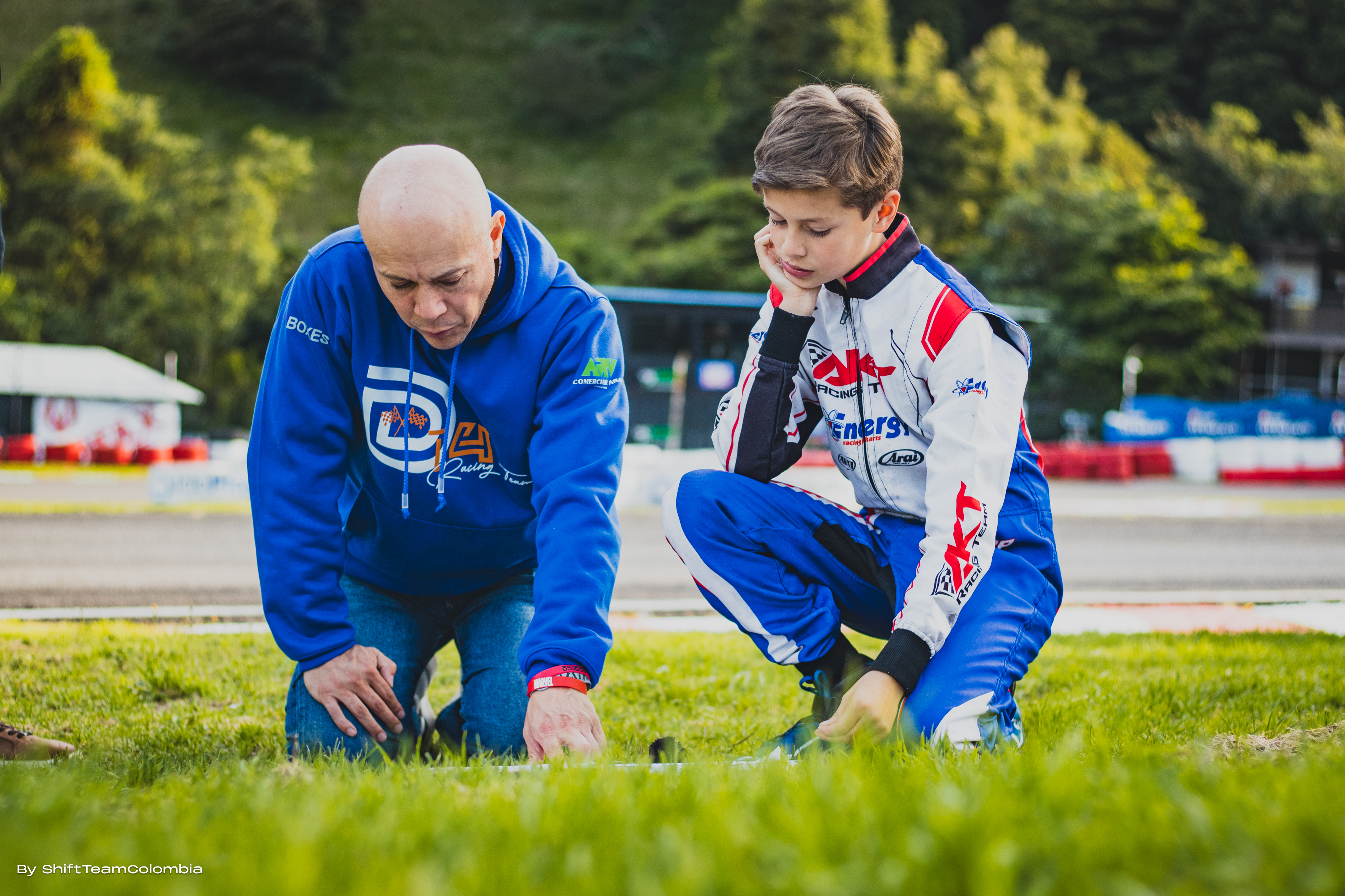 Rubén Vera, padre de Dominic, es el encargado, junto al coach y el ingeniero de carrera, de indicarle al piloto la línea de carrera y los puntos de frenada en cada pista en la que corre.