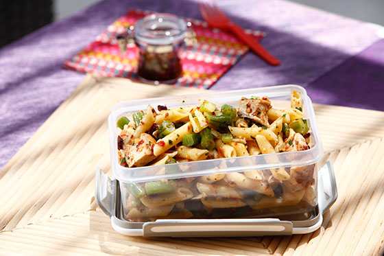 Ensalada de pasta con pollo y pesto de tomates secos