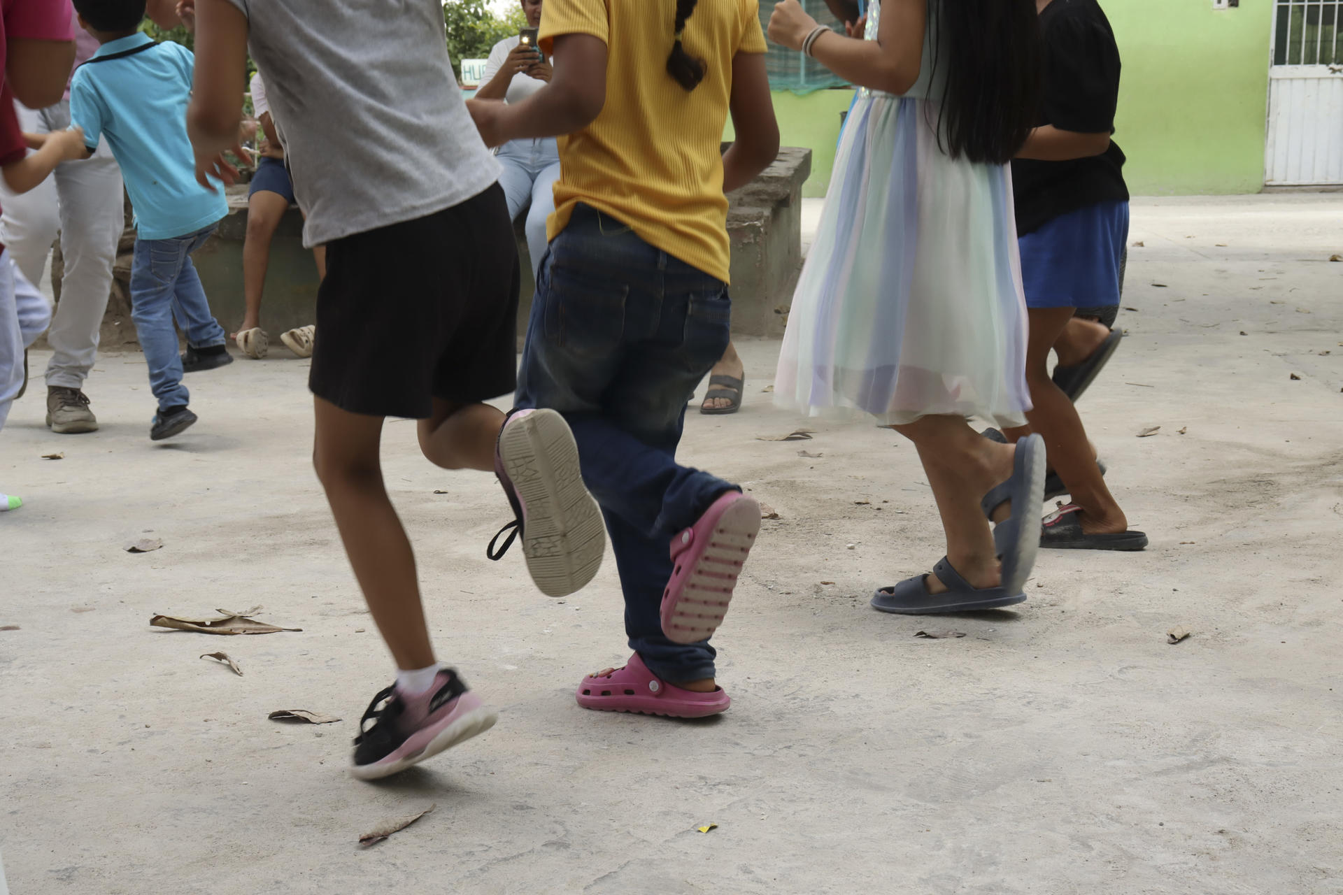 MEX1300. TAPACHULA (MÉXICO), 30/04/2025.- Niños juegan en actividades organizadas por la Dirección de Relaciones Internacionales y Desarrollo Transfronterizo este miércoles, en el albergue Jesús el Buen Pastor de Tapachula (México). A pesar de la incertidumbre migratoria y tras largos meses en la ruta migratoria, un grupo de familias y niños, niñas y adolescentes migrantes varadas en la frontera norte y sur de México celebraron este miércoles el Día del Niño. EFE/ Juan Manuel Blanco