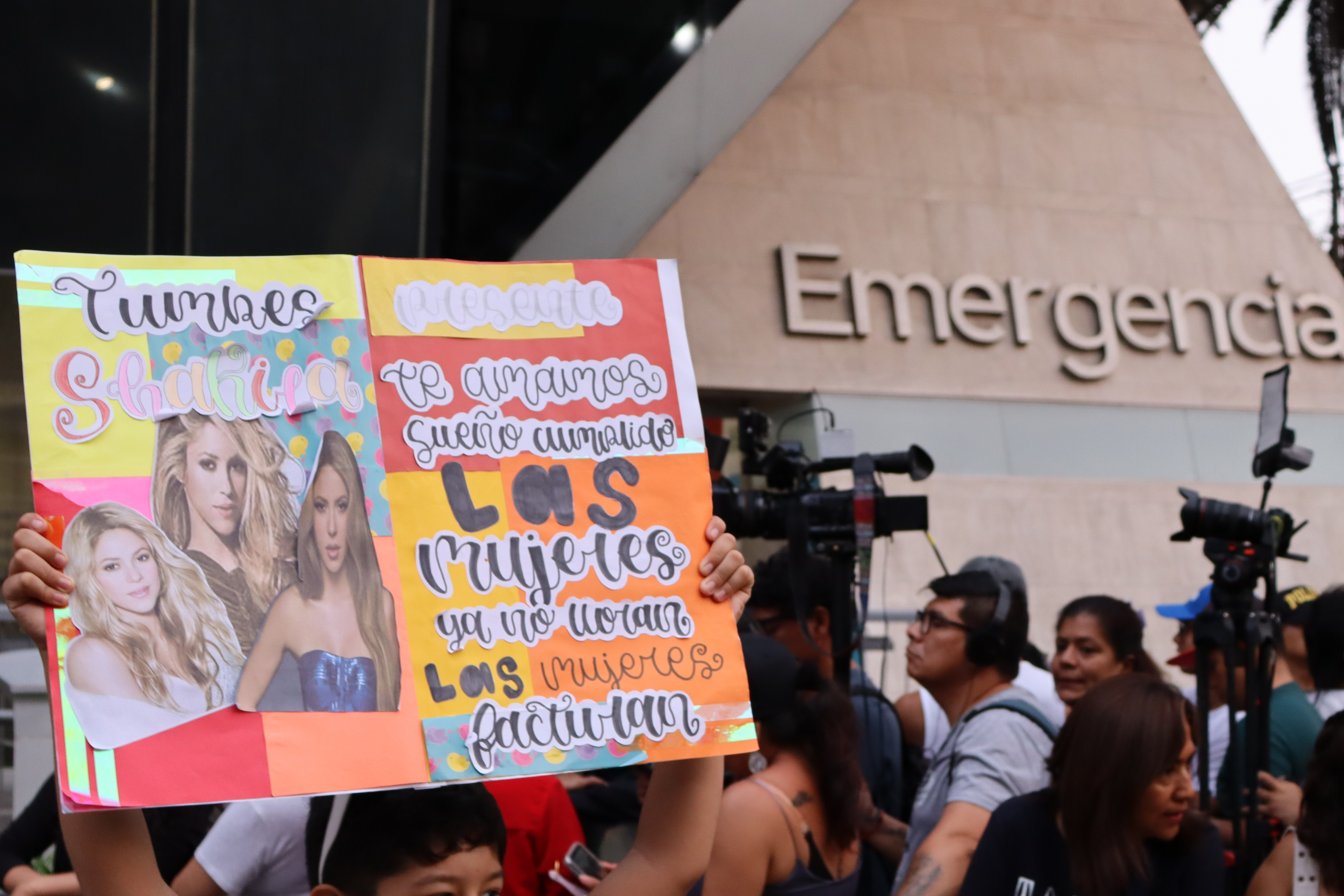 Decenas de fanáticos peruanos desean la pronta recuperación de Shakira