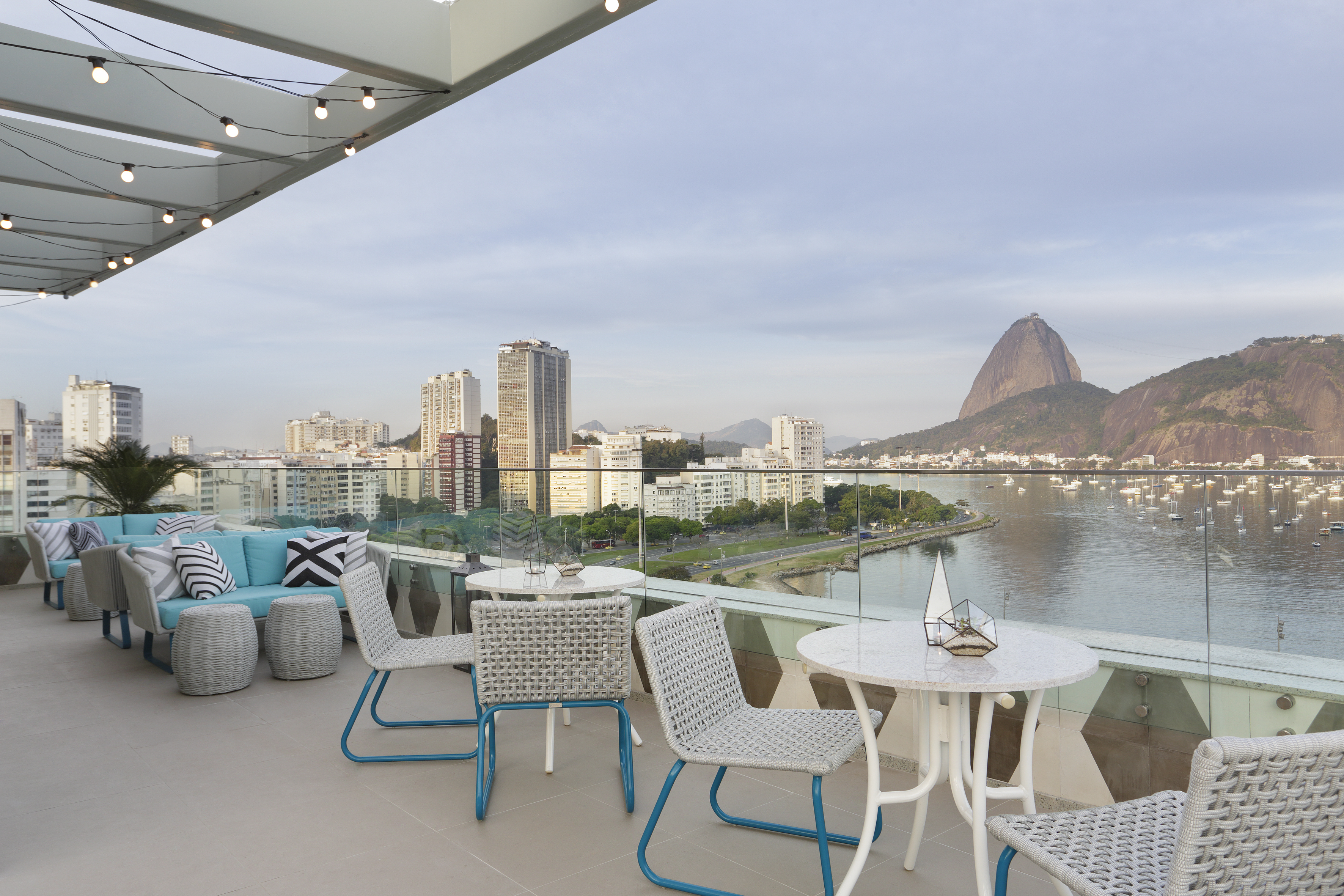Tomar una copa de vino o una taza de café será un excelente plan gracias a la prodigiosa vista que tiene la terraza de YOO2 Rio de Janeiro by Intercity.