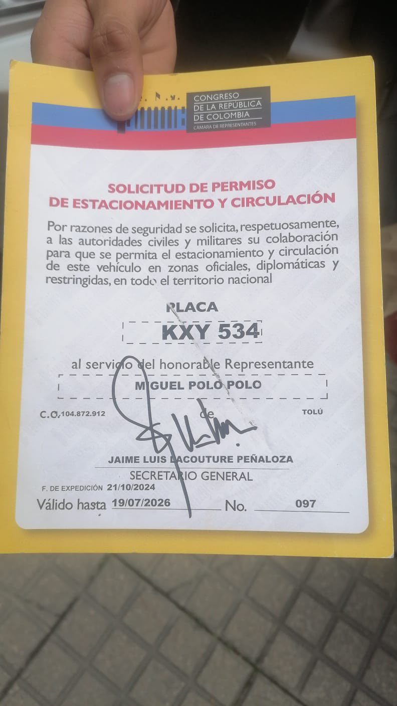 Pases para evadir normas de tránsito usados por congresistas generan polémica