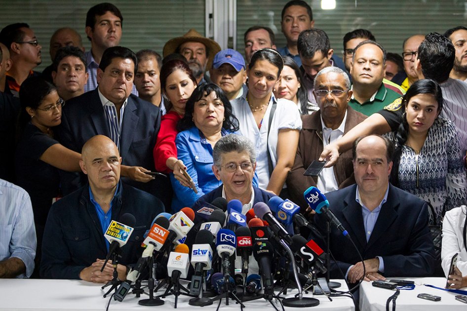 Oposición venezolana tomará control legislativo en fuerte pugna con gobierno