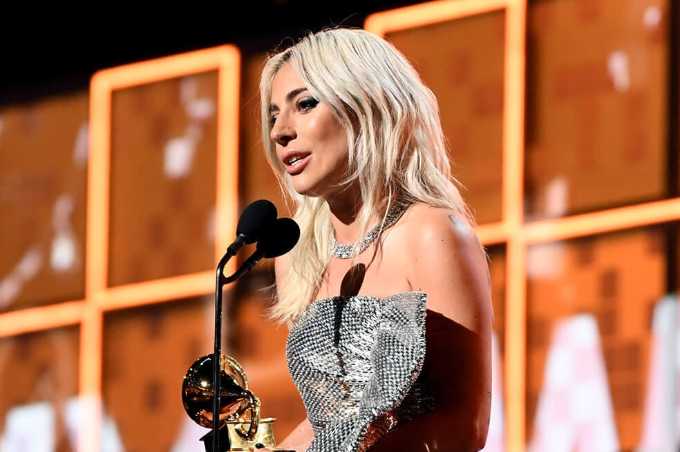 “Si ves a alguien que está sufriendo, no apartes la mirada»: Lady Gaga en los Grammy