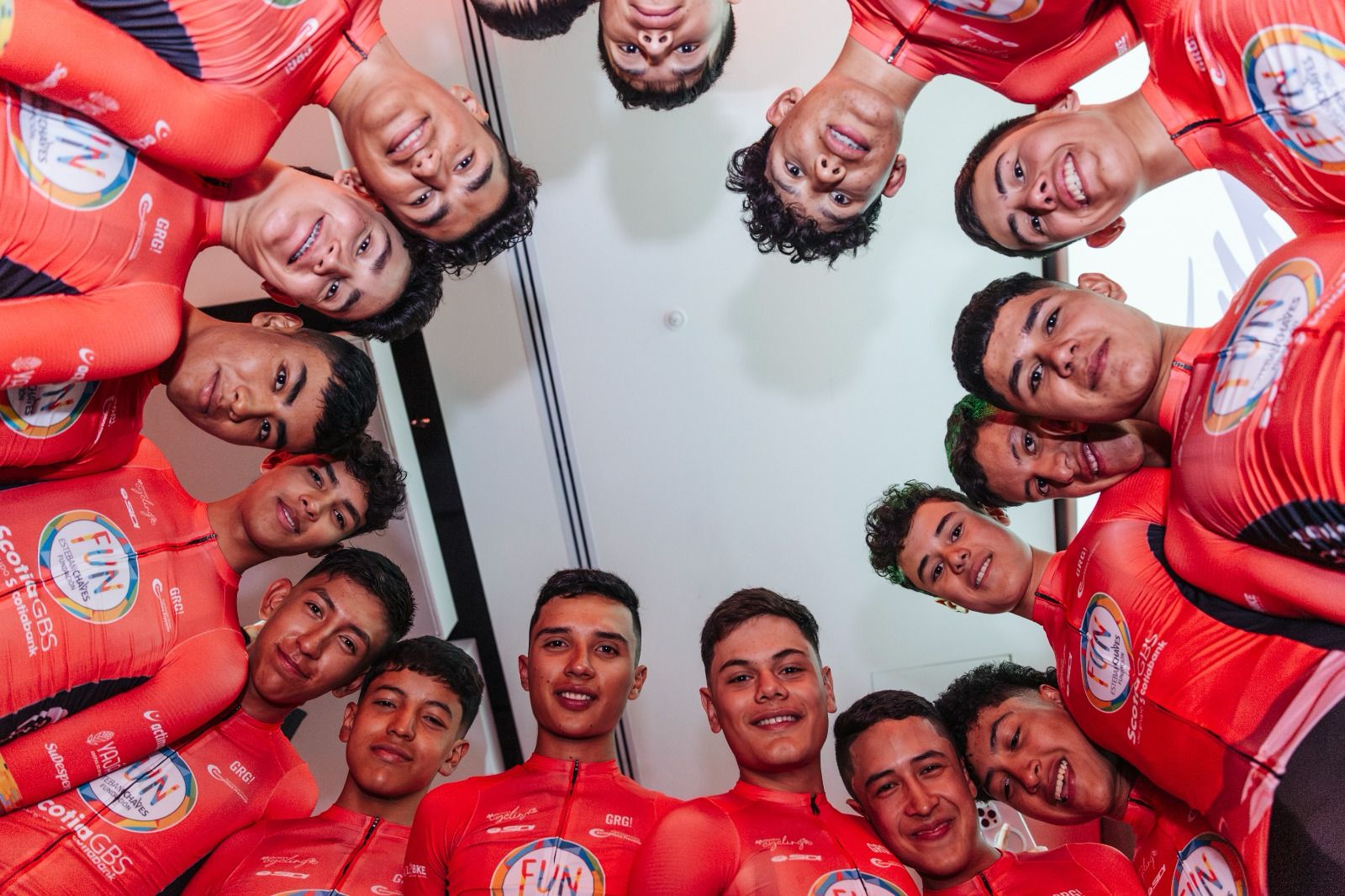 Jóvenes que hacen parte de las convocatorias de la Fundación Esteban Chaves.