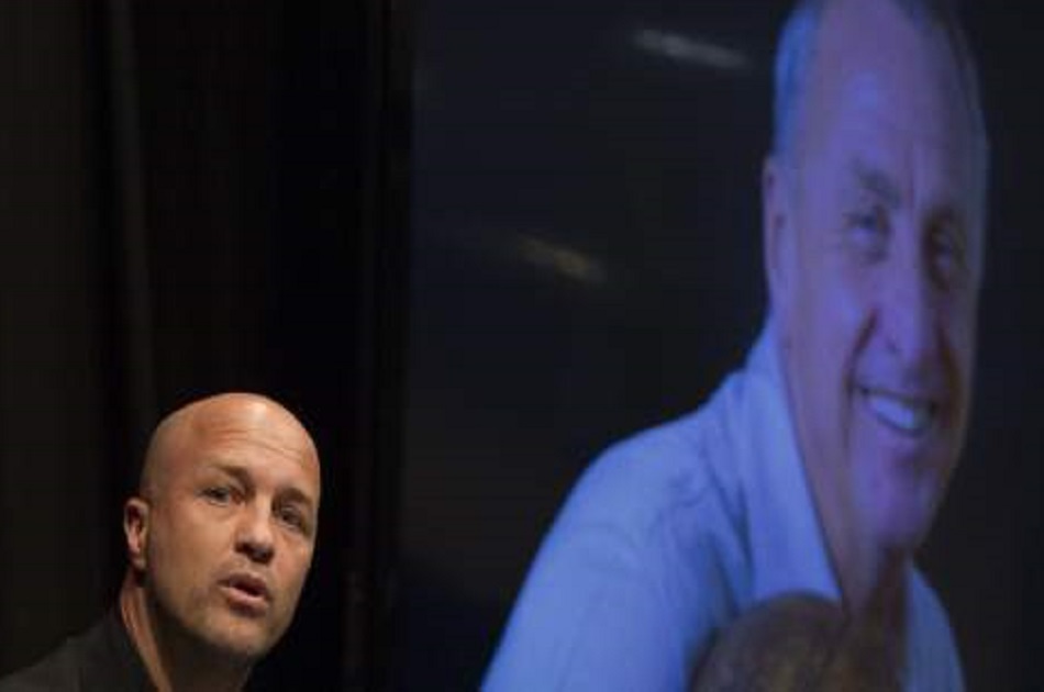 Emotiva despedida de Jordi Cruyff a su padre Johan