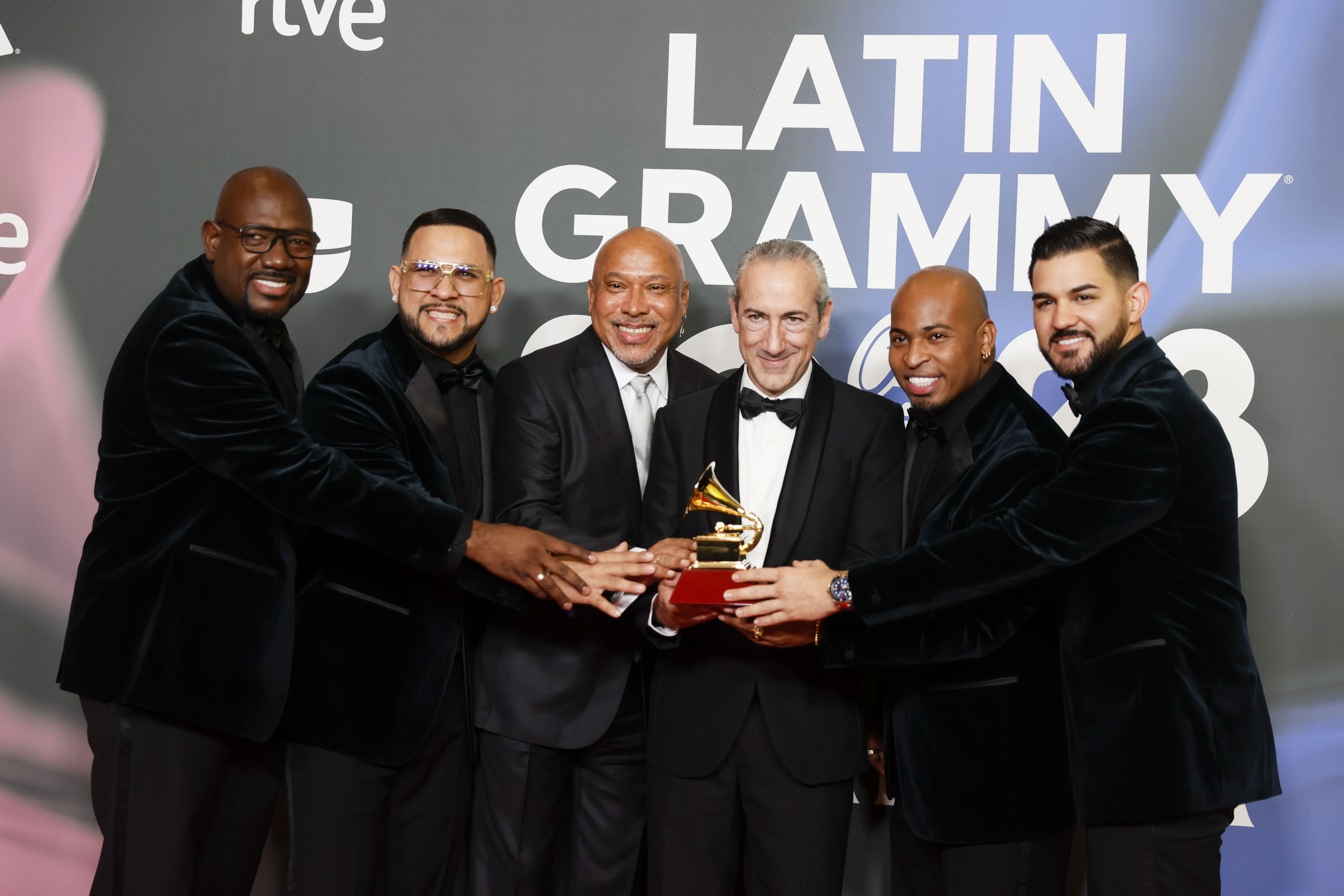 El sonido innovador de Niche Sinfónico llegó a los Grammy con ritmo javeriano