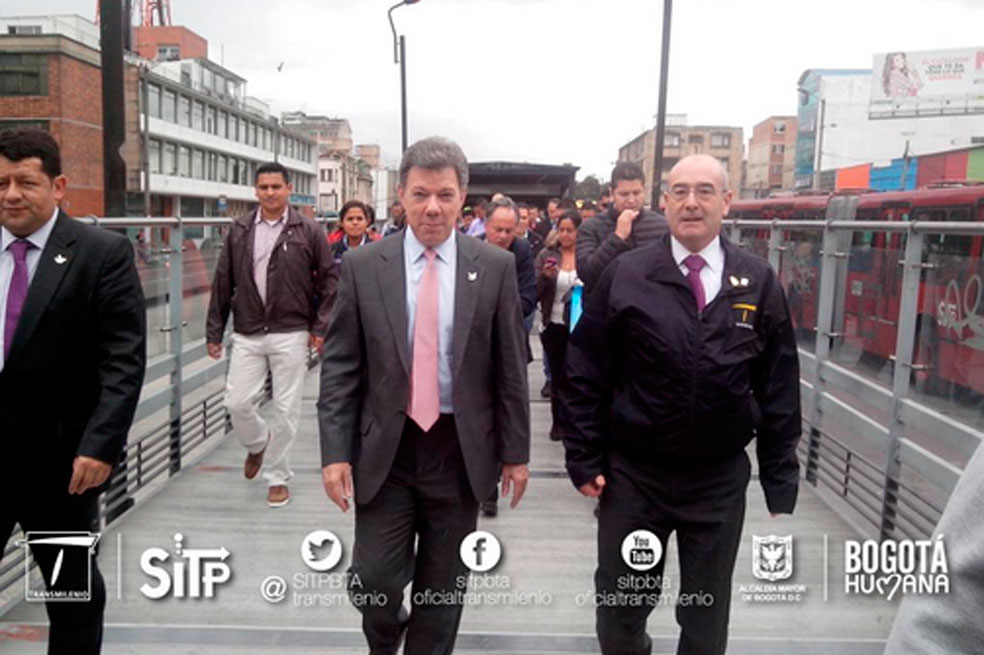 Fotos: Santos se monta en Transmilenio para evaluar problemas del servicio
