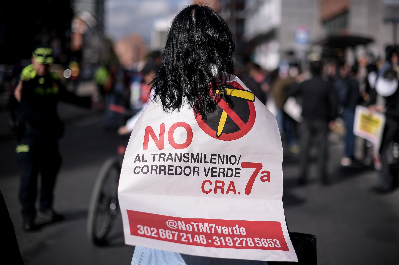 Vecinos de la carrera séptima, en Bogotá, salieron a protestar contra el proyecto.
