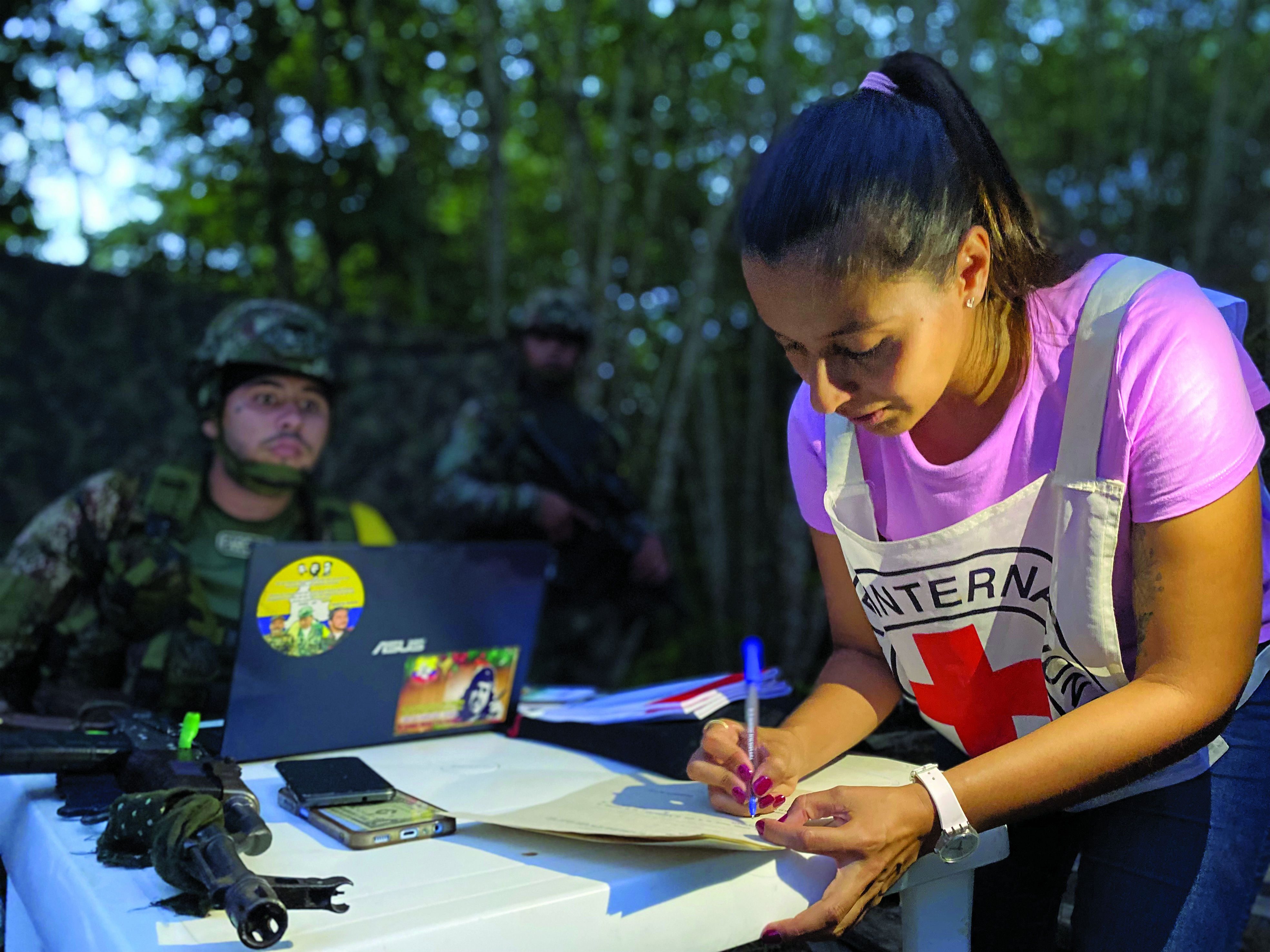 Entre lo neutral y lo humanitario: Los retos de la Cruz Roja en el conflicto local