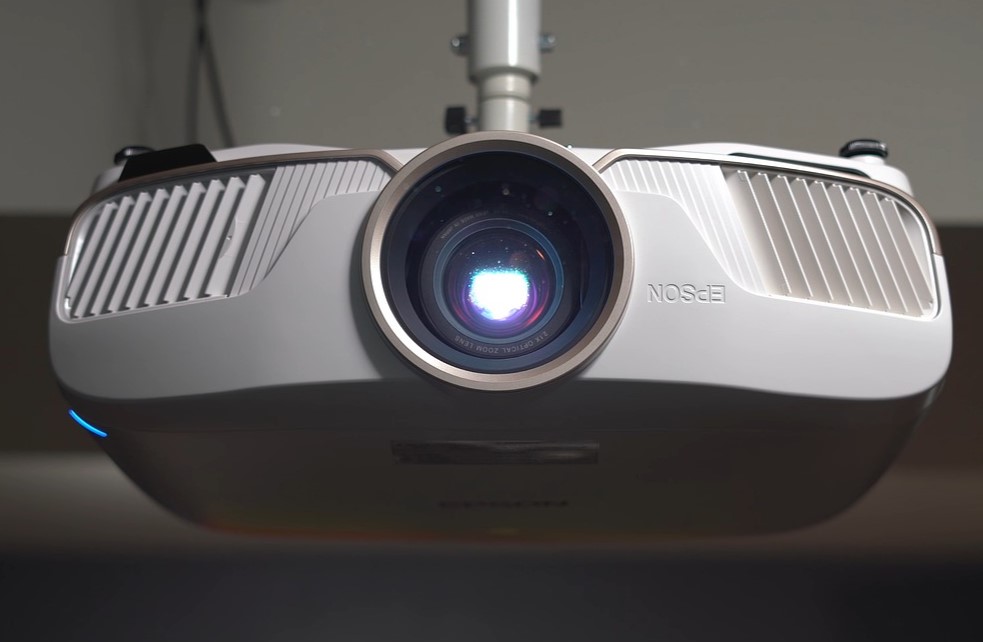 El programa de alquiler de videoproyectores que le apuesta a la educación