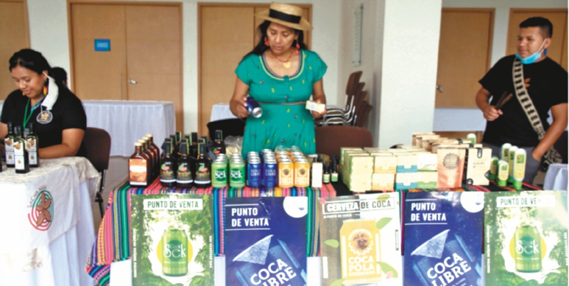 En el medio, Fabiola Piñacué, creadora de la empresa Coca Nasa.
