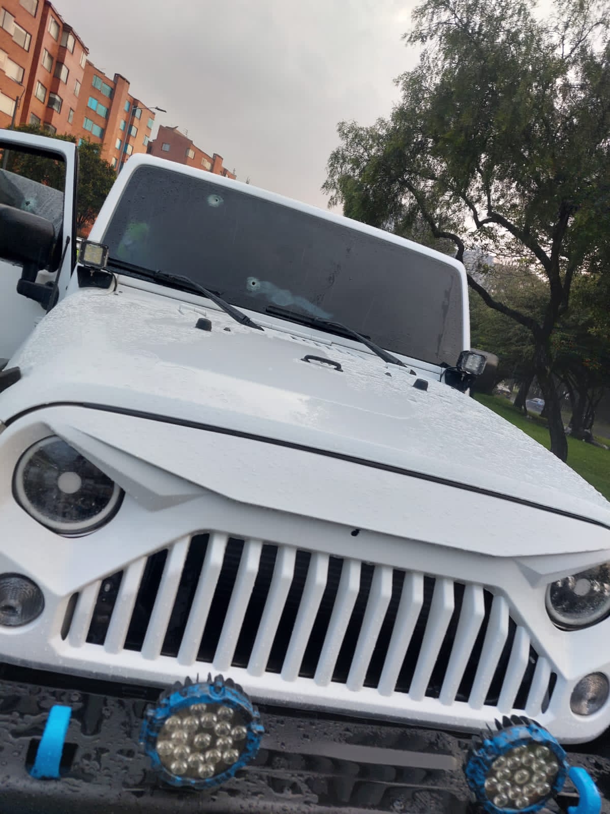 Esta es la camioneta la cual sufrió el atentado por parte de sicarios. La familia se dirigida a Santander para pasar año nuevo.