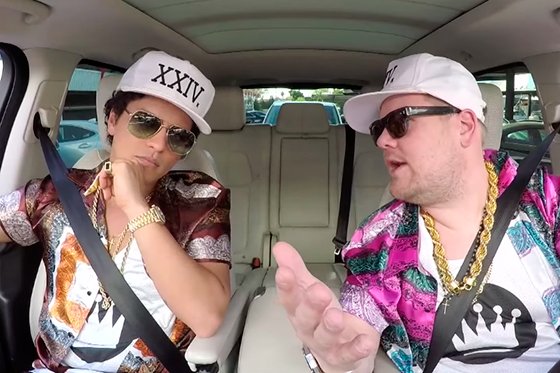 Bruno Mars y James Corden.