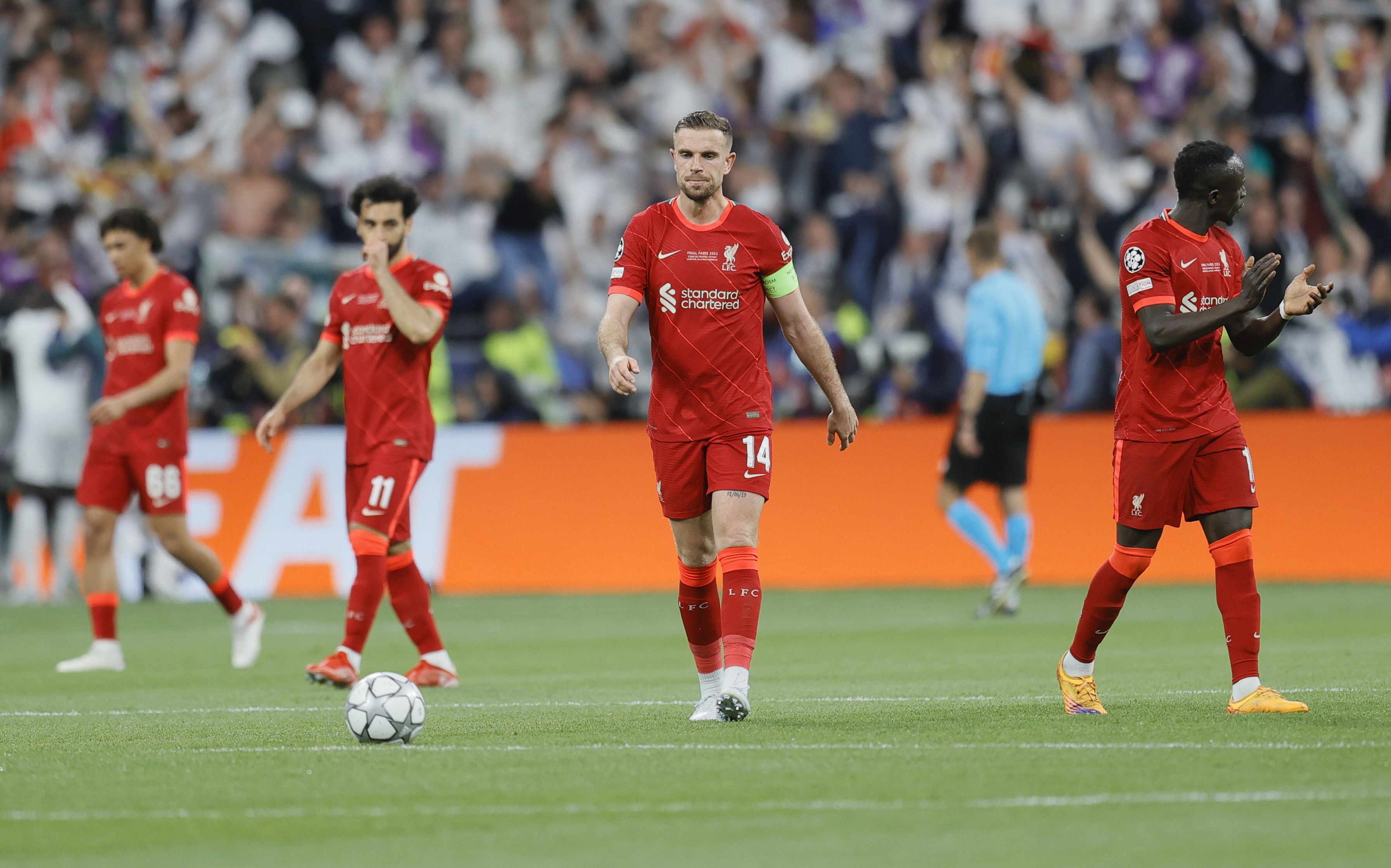 Saint-denis (France), 28/05/2022.- Liverpool's Jordan Henderson (C) reacts during the UEFA Champions League final between Liverpool FC and Real Madrid at Stade de France in Saint-Denis, near Paris, France, 28 May 2022. (Liga de Campeones, Francia, Jordania) EFE/EPA/RONALD WITTEK