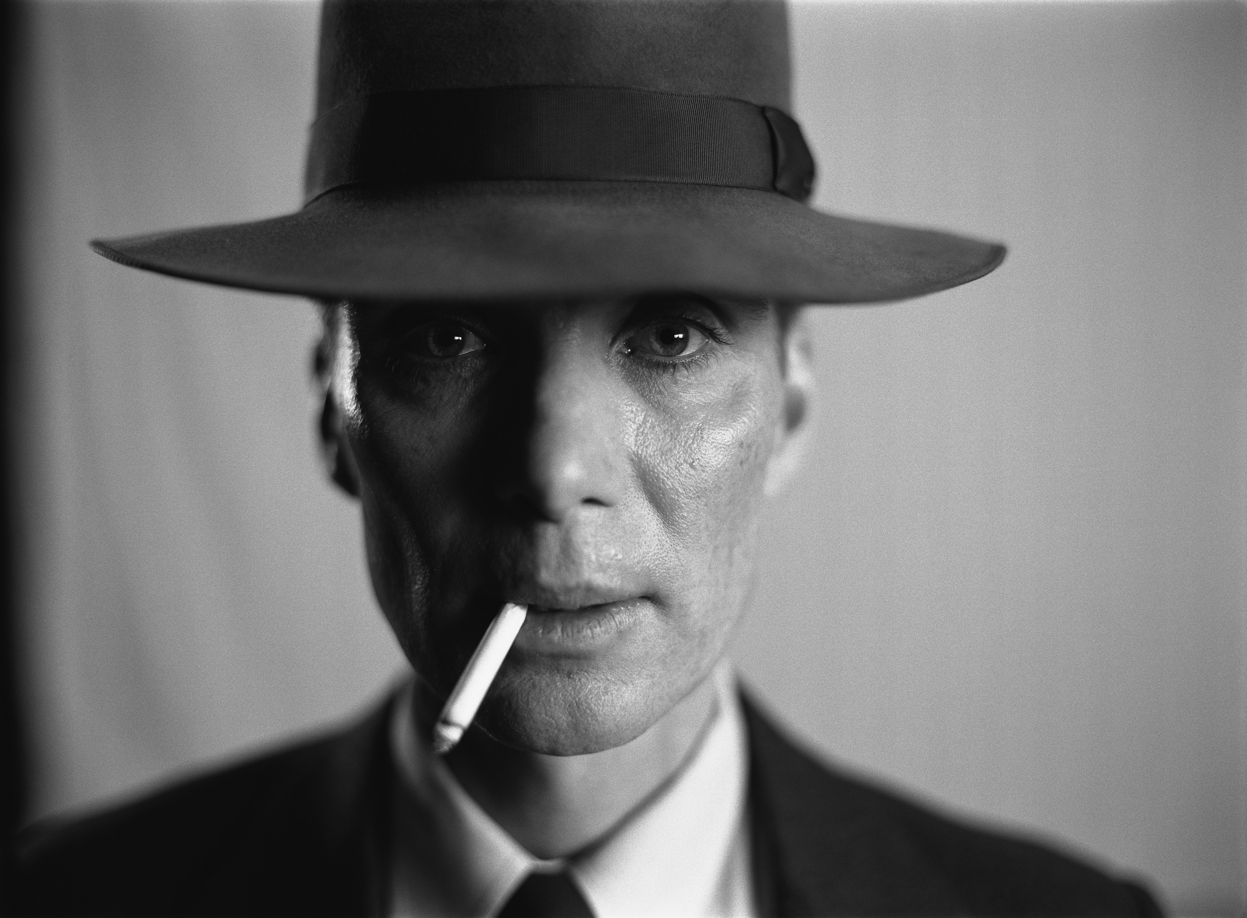 MADRID, 19/07/2023.- Fotograma del actor irlandés Cillian Murphy en el papel de J. Robert Oppenheimer durante la última película del director Christopher Nolan. "Ahora me he convertido en la muerte, en el destructor de mundos". La frase, de un texto sagrado hinduista y pronunciada por J. Robert Oppenheimer, ha pasado a la historia como la prueba de que el físico se arrepintió de crear la bomba atómica y le sirve a Nolan como centro de una película que se estrena este jueves. EFE/ Universal Pictures SÓLO USO EDITORIAL / SÓLO DISPONIBLE PARA ILUSTRAR LA NOTICIA QUE ACOMPAÑA (CRÉDITO OBLIGATORIO)