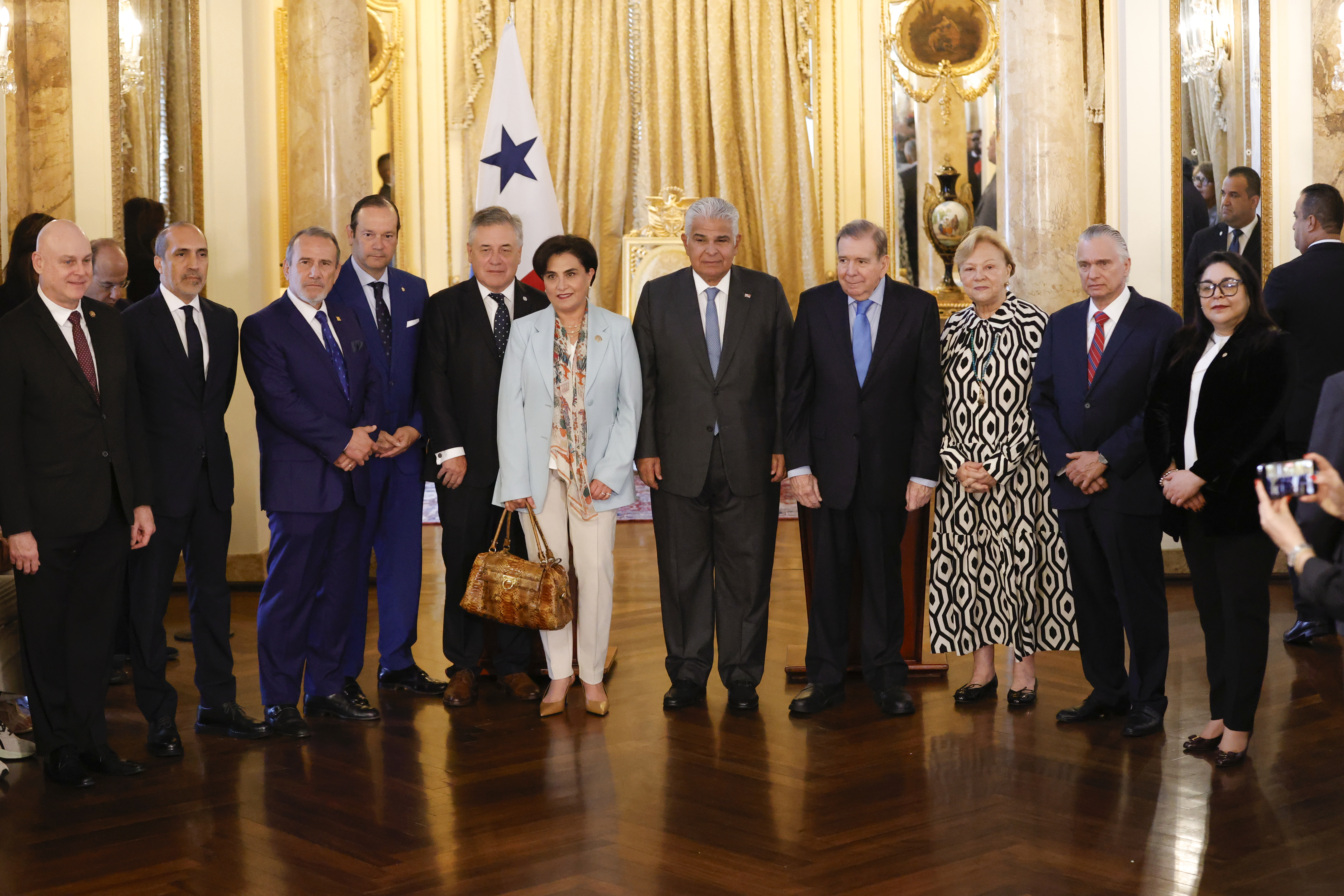 AME9409. CIUDAD DE PANAMÁ (PANAMÁ), 08/01/2025.- El presidente de Panamá, José Raúl Mulino (c), posa con el líder opositor venezolano Edmundo González Urrutia (4-d) acompañados por un grupo cancilleres latinoamericanos este miércoles, en el salón Amarillo del Palacio de las Garzas (sede de Gobierno) en la Ciudad de Panamá (Panamá). González Urrutia afirmó en Panamá que continuará la "lucha hasta lograr hacer respetar la voluntad del pueblo venezolano", al término de una reunión con el presidente panameño, José Raúl Mulino, quien le confirmó su apoyo como "presidente electo" de Venezuela. EFE/ Bienvenido Velasco