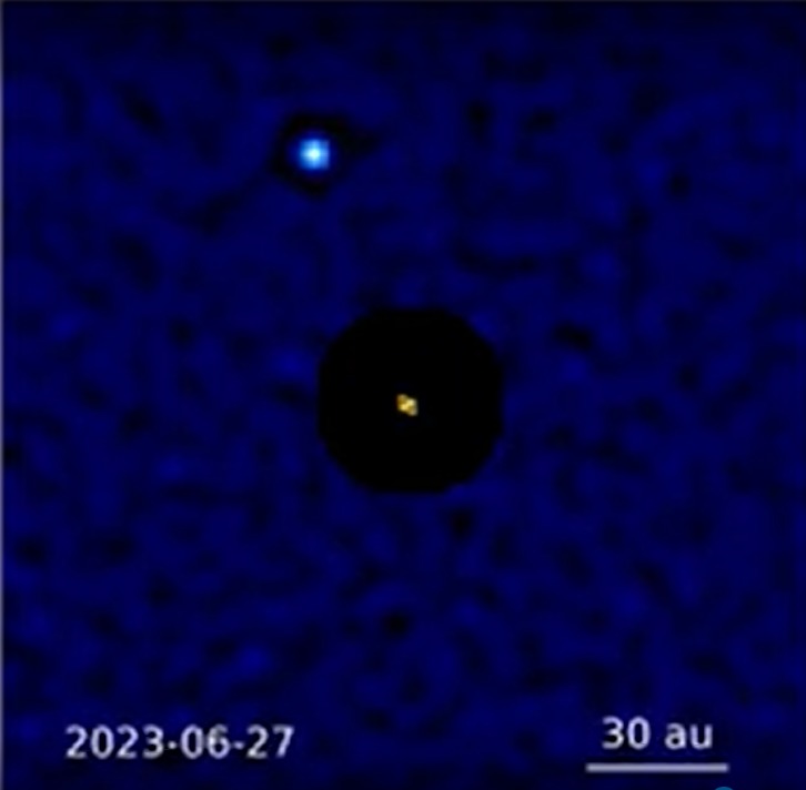 Imágenes tomadas a intervalos regulares de un exoplaneta recién descubierto mientras realiza su lento recorrido alrededor de dos estrellas. Para obtener la imagen del planeta, los astrónomos tuvieron que eliminar el resplandor de las estrellas. Dos iconos en forma de estrella marcan la ubicación de las estrellas en relación con su planeta.