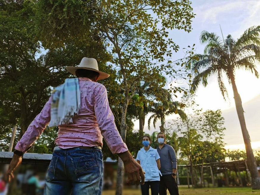 Orlando, a sus 60 años, es un hombre alto y fornido, dedicado al campo y el cuidado de sus cuatro hijos.
