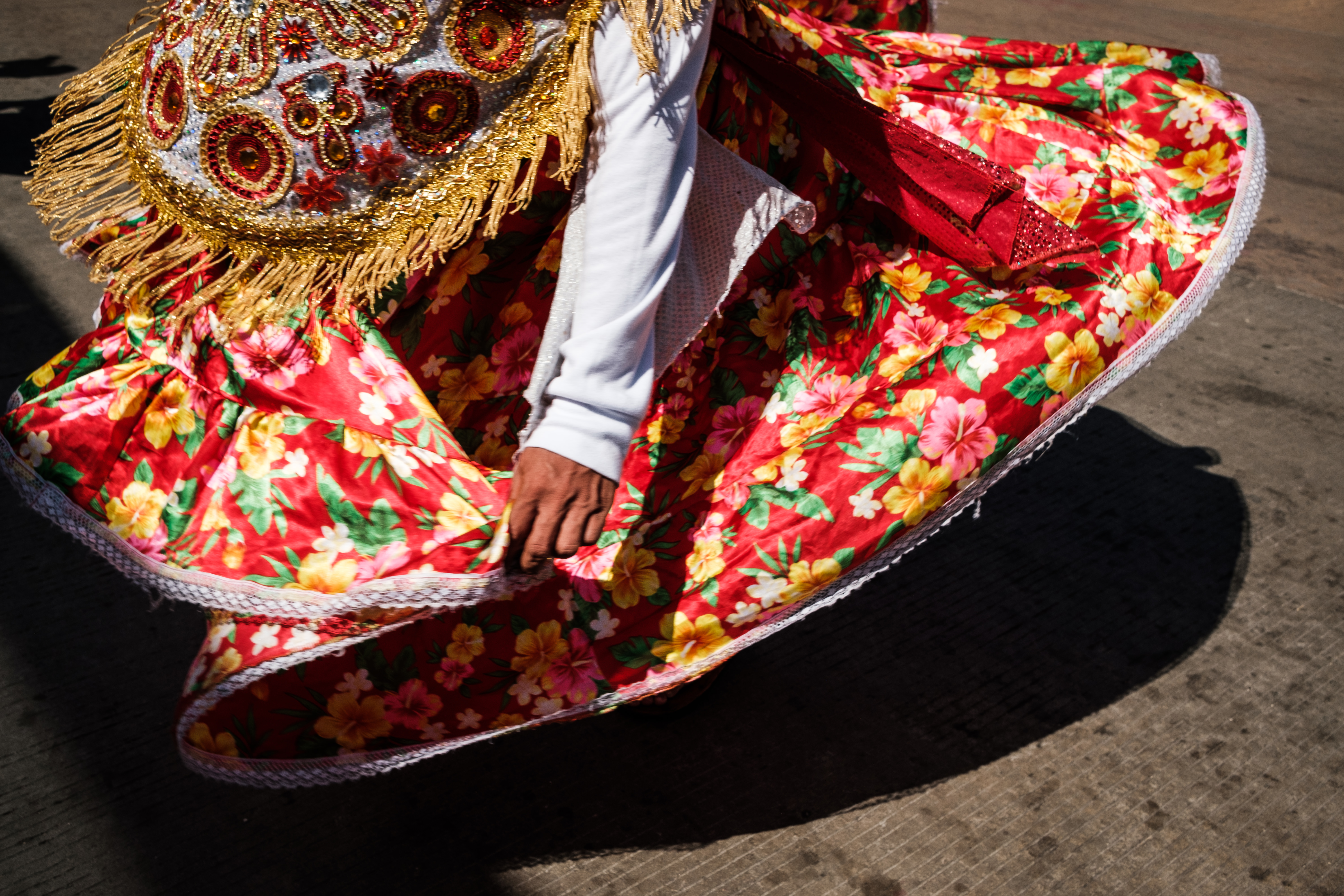 Vestido con encajes, flores y colores llamativos típicos de esta fiesta.