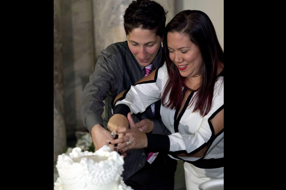 Entre felicitaciones, sonrisas y alguna lágrima de emoción, las primeras parejas homosexuales del estado de Nueva Jersey se casaron oficialmente este lunes./ EFE