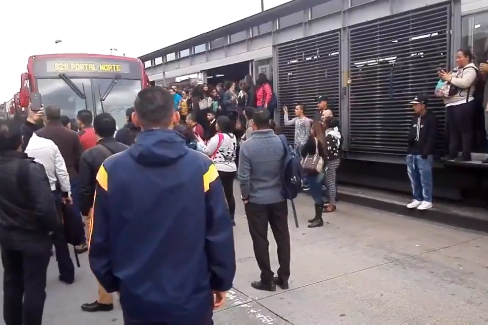Bloqueos en Transmilenio: caos en Portal Américas y en dos estaciones