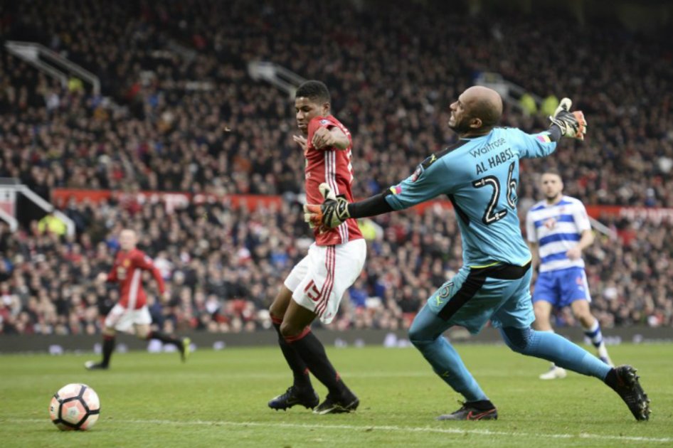 Ali Al Habsi, arquero del Reading, observa cómo Marcus Rashford, delantero del Manchester United, anota tras el error. / AFP