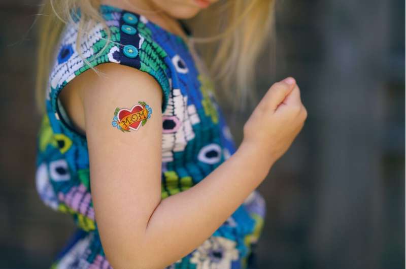 Los tatuajes temporales que usan los niños podrían causar efectos en su piel