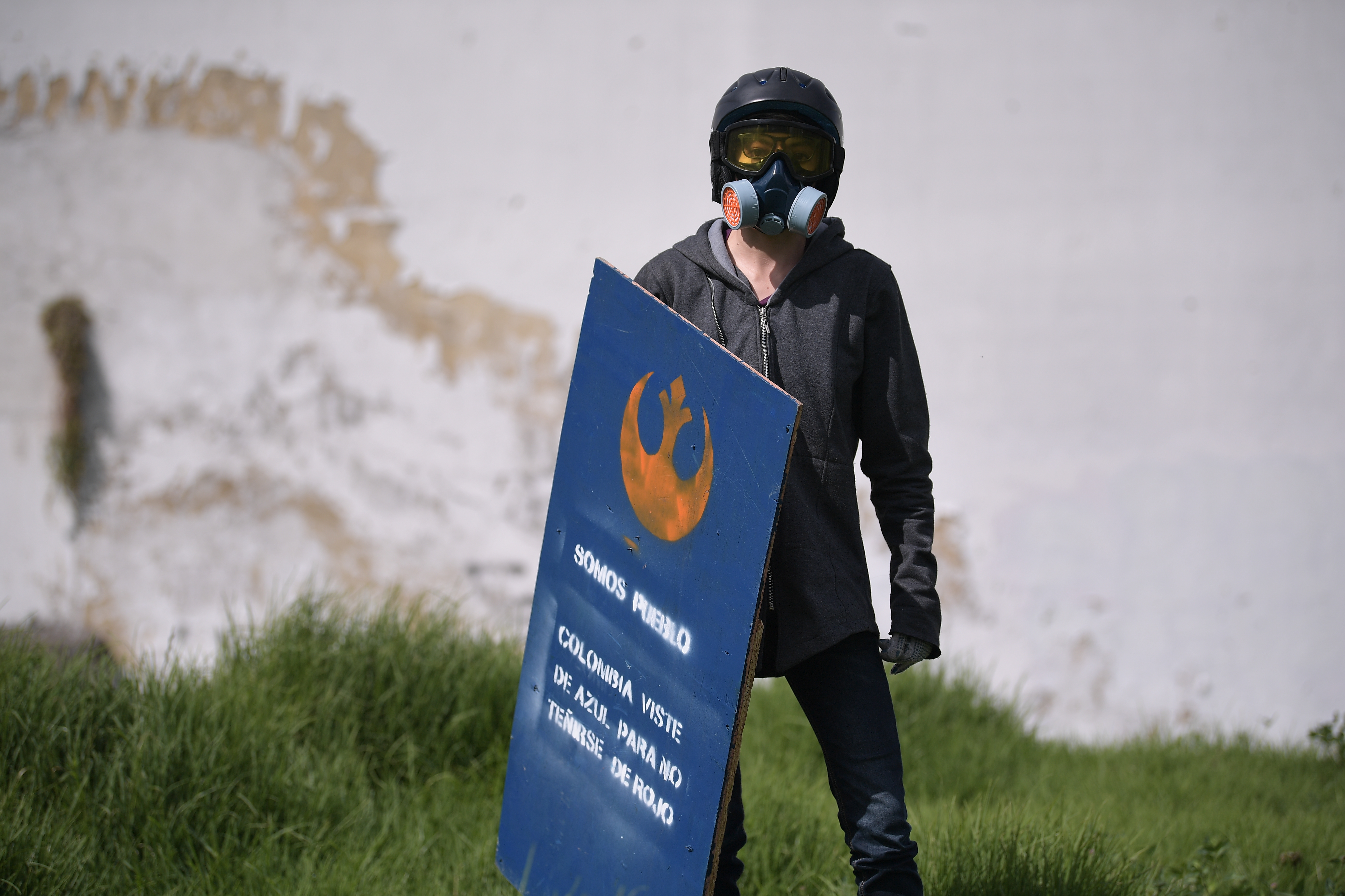 Grupo de jóvenes de la Universidad Nacional que, con escudos, máscaras antigases, gafas y pañuelos,  encabezan las movilizaciones y la defienden de enfrentamientos con el ESMAD.