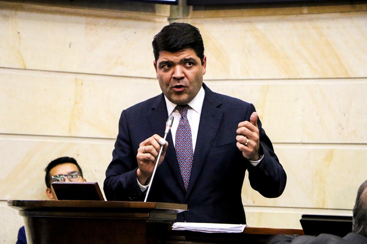 Hospitalizan de urgencia al presidente del Senado, Juan Diego Gómez