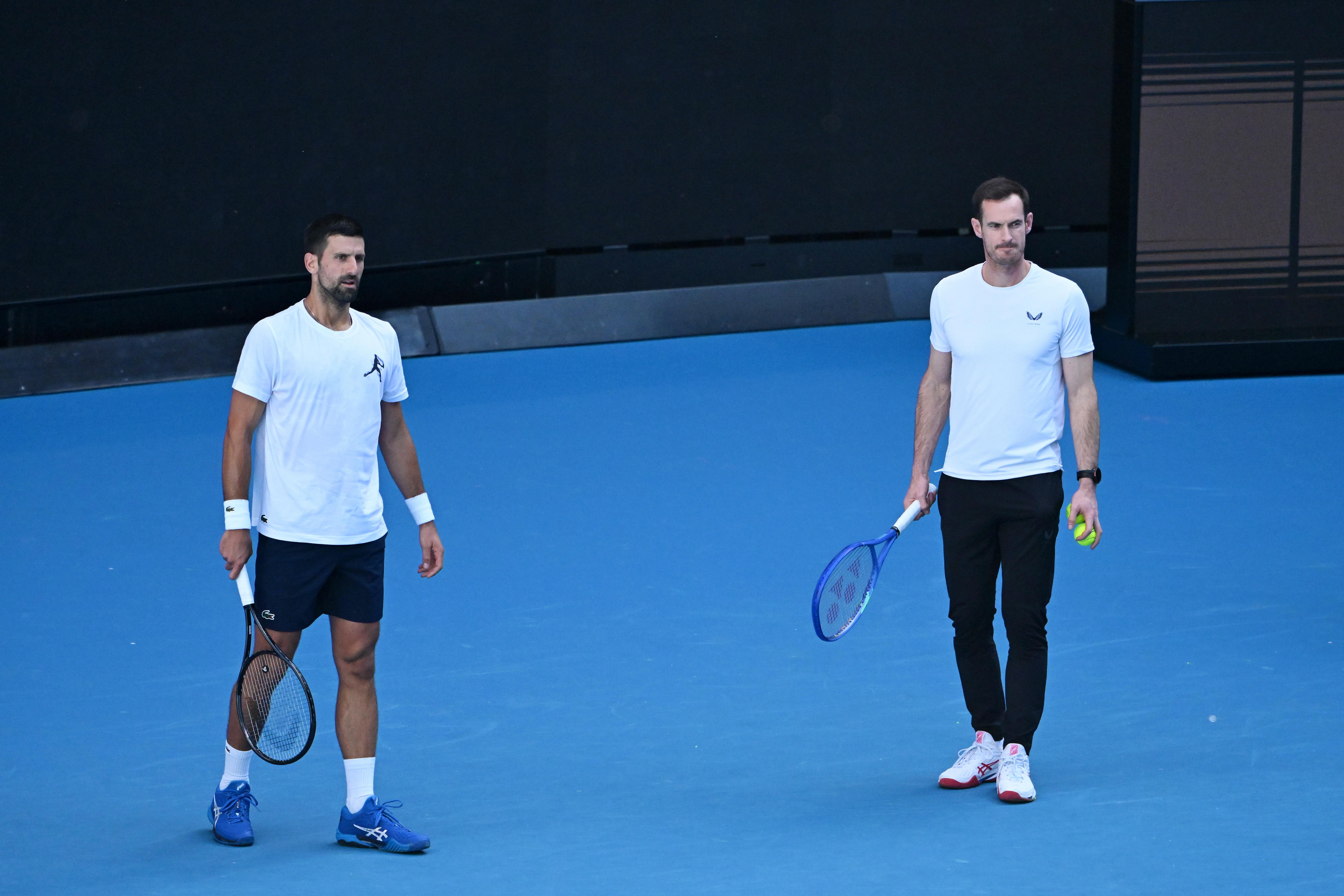 Melbourne (Australia), 07/01/2025.- Novak Djokovic of Serbia (L) and his coach Andy Murray during a training session ahead of the Australian Open tennis tournament in Melbourne, Australia, 07 January 2025. (Tenis) EFE/EPA/JAMES ROSS AUSTRALIA AND NEW ZEALAND OUT