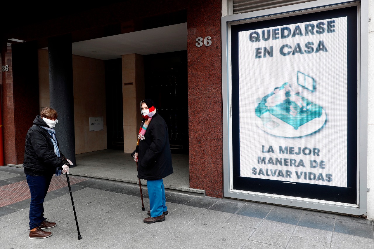 Fue así como luego de buscar opciones y de obtener una beca, todo empezó a tomar forma. ¡Era un hecho! Le conté a mi mamá y a mi hermano, al resto de mi familia y amigos. La vida no me dio hermanas, pero sí una prima que es casi lo mismo. La noche antes de mi viaje, ella me visitó y me preguntó: ¿Qué te asusta?, a lo que respondí: “A lo que pueda pasar” y, entre carcajadas, me dijo: “Lo peor que puede suceder, es que te guste tanto que luego no quieras volver”. Hace unos días hablamos de ese momento y, lejos de ser un mal recuerdo, ambas reímos tanto, la extrañé como nunca.