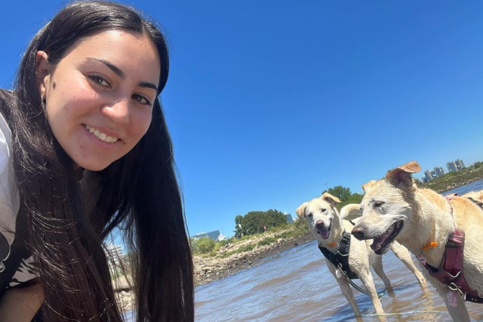 Renunció a su trabajo después de adoptar a dos perros que cambiaron su vida