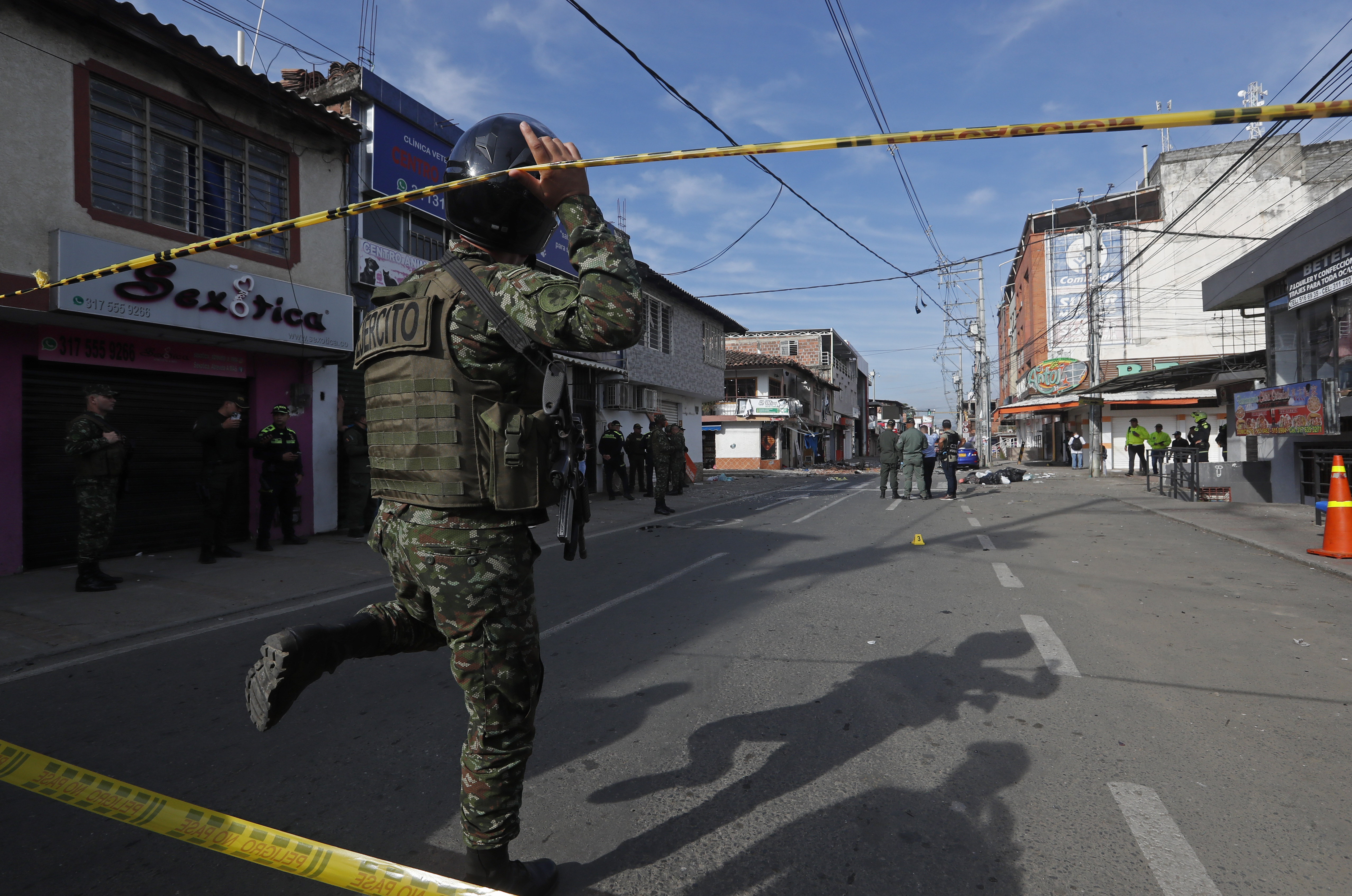 COL504. BOGOTÁ. (COLOMBIA), 20/05/2024.- Soldados del Ejército de Colombia custodian el lugar donde explotó un artefacto este lunes en Jamundí (Colombia). Al menos cinco personas resultaron heridas este lunes en un atentado perpetrado en Jamundí, en el departamento colombiano del Valle del Cauca (suroeste), mientras que los habitantes de la localidad de Morales, en el vecino departamento del Cauca, denunciaron un hostigamiento de presuntos disidentes de las FARC. EFE/Ernesto Guzmán