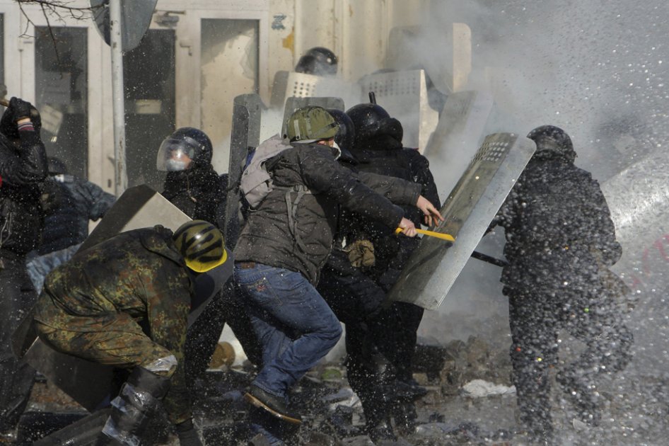 Varios manifestantes se enfrentan a miembros de la policía antidisturbios durante los primeros choques entre opositores y policía después de varias semanas de tregua, en Kiev (Ucrania)