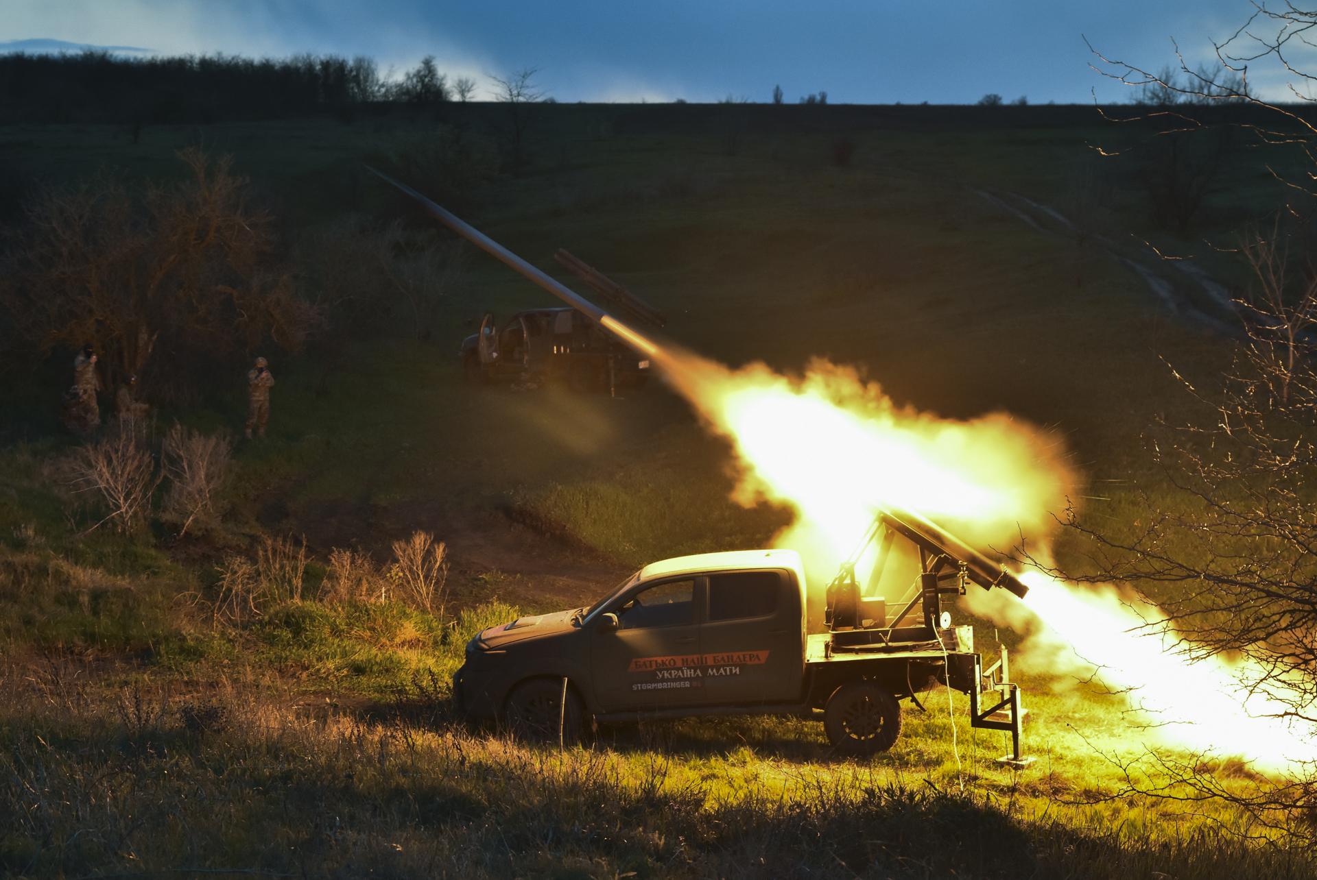 ZAPORIZHZHIA (Ukraine), 09/04/2025.- A handout picture made available by Ukraine’s 65th Mechanised Brigade's press service shows Ukrainian servicemen firing a rocket launcher in the Zaporizhzhia region, Ukraine, 08 April 2025, amid the ongoing Russian invasion (issued 09 April 2025).  (Rusia, Ucrania) EFE/EPA/Press service of the 65th Mechanized Brigade HANDOUT  HANDOUT EDITORIAL USE ONLY/NO SALES
