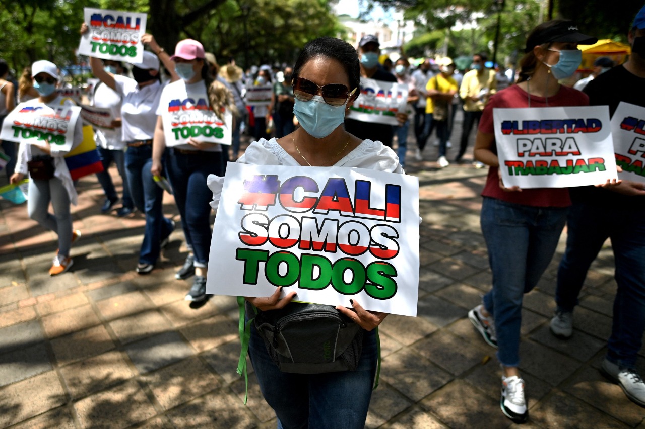 Mujer sostiene una pancarta con la insignia de "#CaliSomosTodos". Este fue uno de los llamados más urgentes de quienes se manifestaron para que cese la violencia en la ciudad.