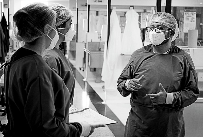 Jhon Parra dirige la Unidad de Cuidados Intensivos del hospital El Tunal, que cuenta con 103 camas.