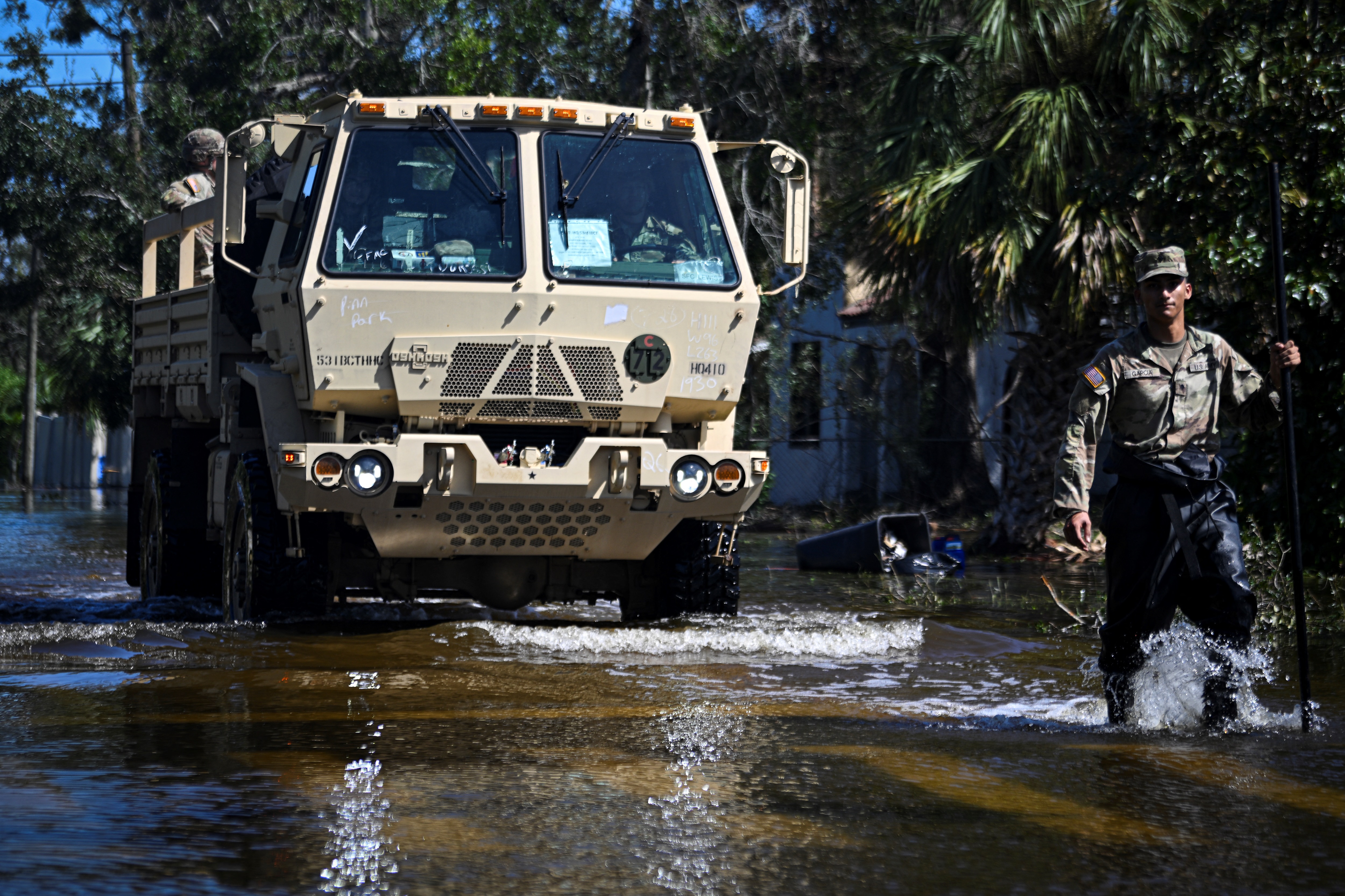 Miembros de la Guardia Nacional participan en una búsqueda y rescate tras el huracán Milton en el Lago Maggiore, Florida, el 10 de octubre de 2024.