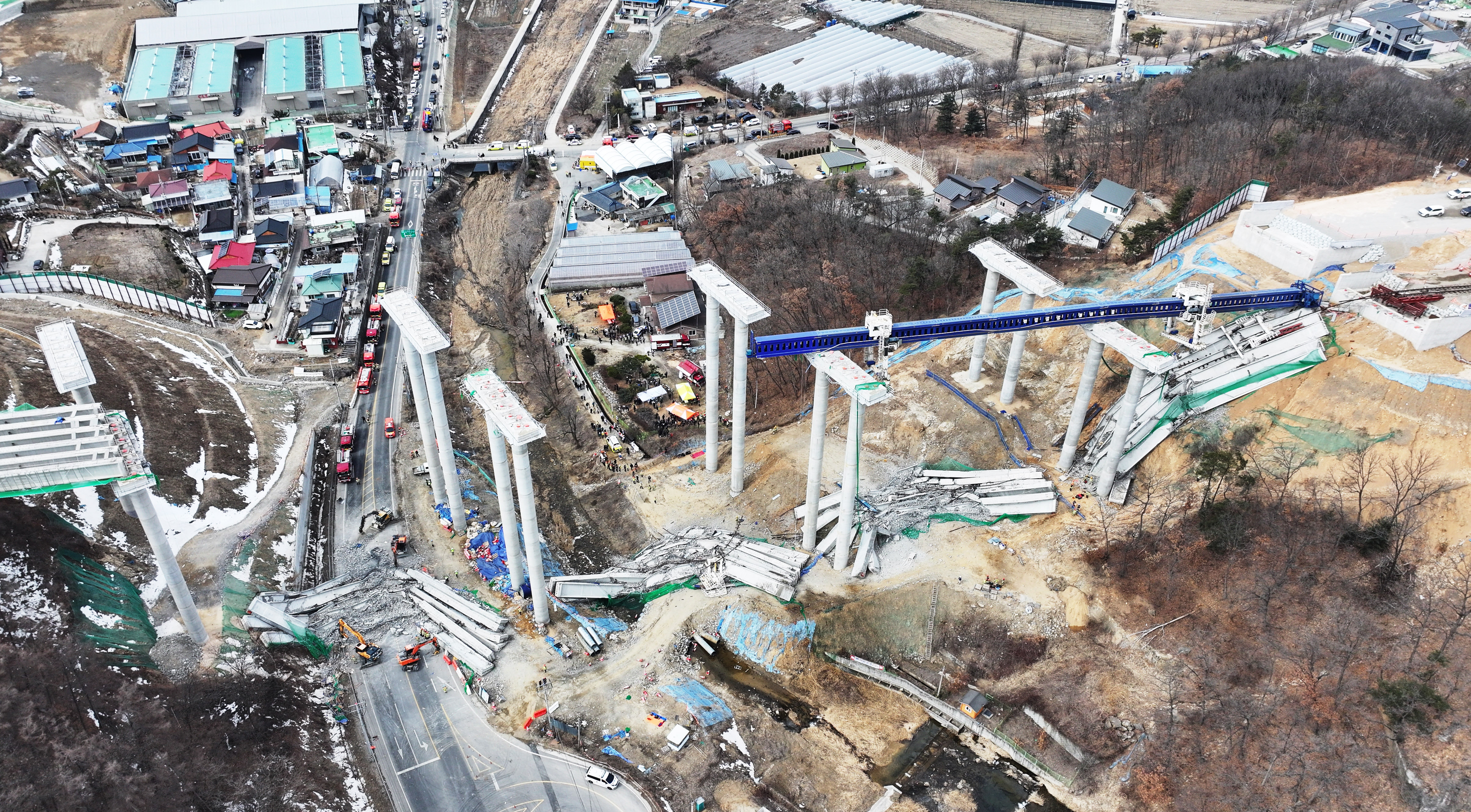 El colapso de un puente en Corea del Sur dejó varios muertos y heridos