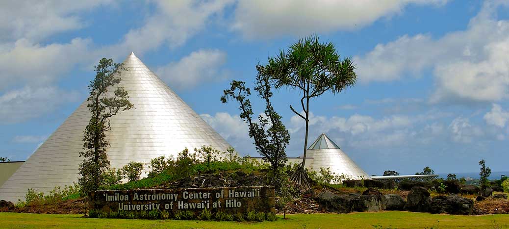 El ʻImiloa Astronomy Center es un singular centro científico ubicado en la Isla Grande de Hawái que combina astronomía moderna con la tradición cultural polinesia. Integrado en la University of Hawaii, destaca por su arquitectura de tres conos inspirados en volcanes y por su planetario de alta tecnología con proyección 8K, que ofrece experiencias inmersivas del universo. Más allá de la ciencia, el lugar conecta los descubrimientos actuales con la navegación ancestral hawaiana.