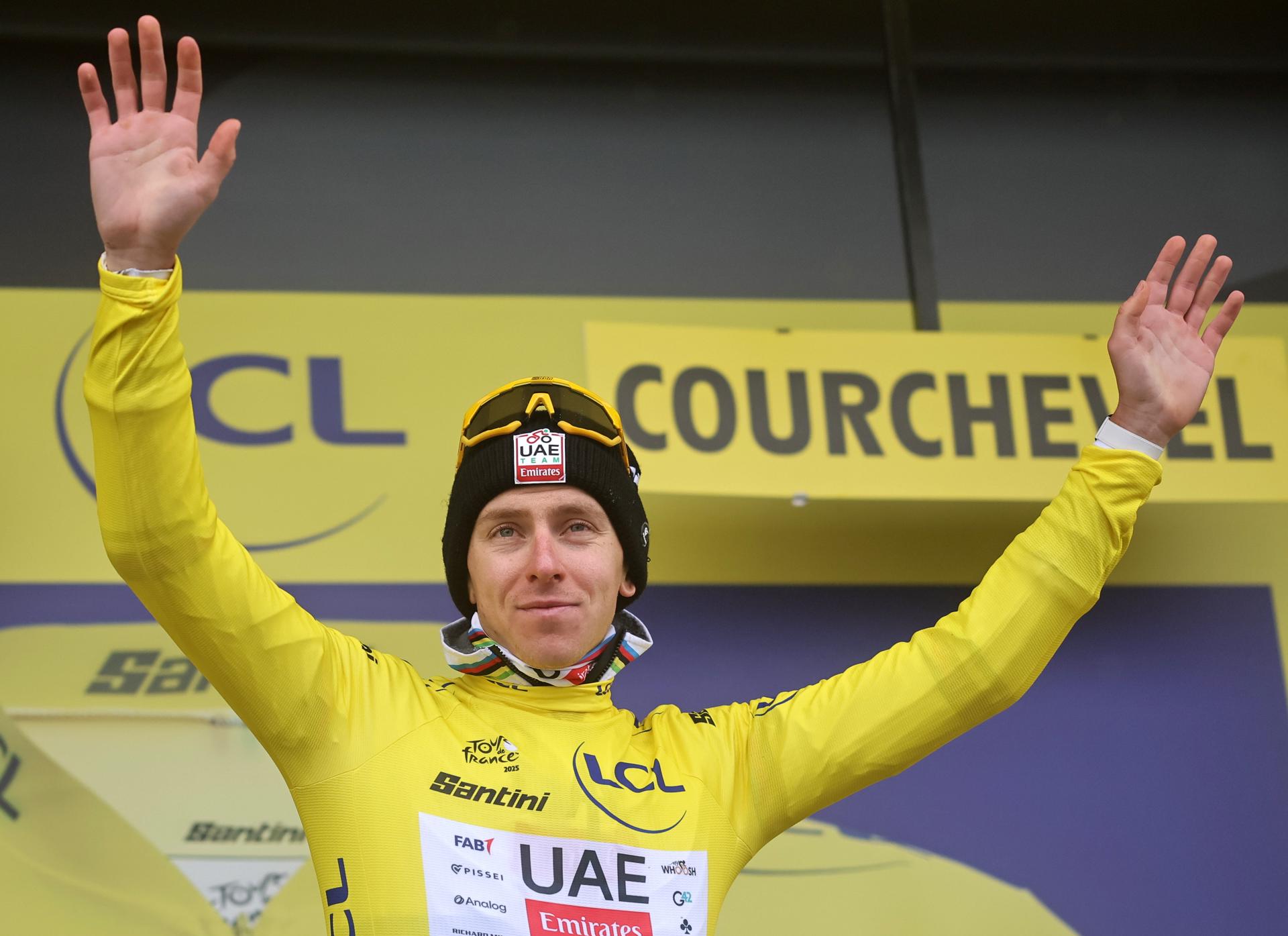 (France), 24/07/2025.- Yellow Jersey overall leader Slovenian rider Tadej Pogacar of UAE Team Emirates celebrates on the podium after the 18th stage of the Tour de France cycling race over 171.5km from Vif to Col de la Loze, France, 24 July 2025. (Ciclismo, Francia) EFE/EPA/CHRISTOPHE PETIT TESSON