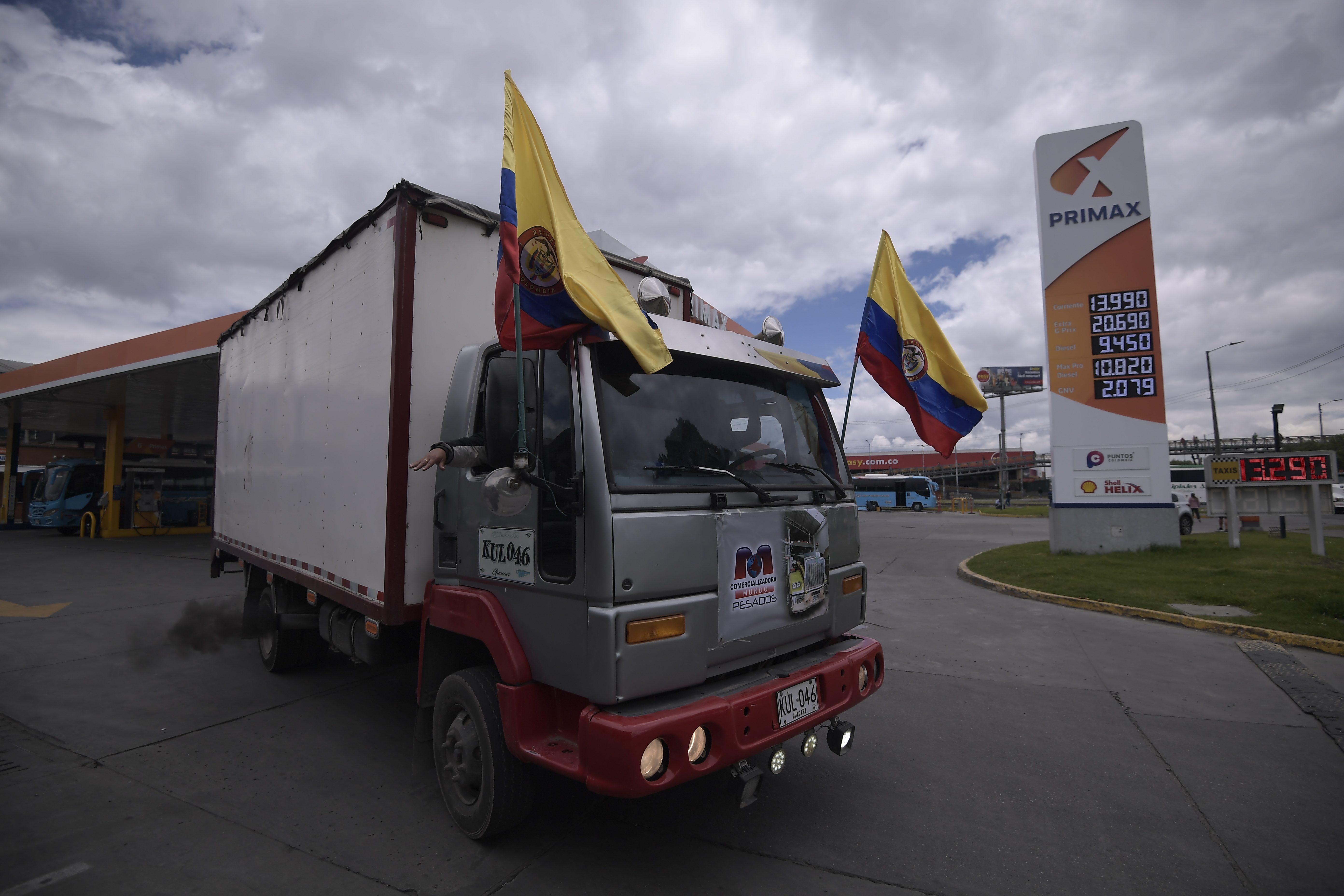 Decenas de transportadores de carga se manifestaron este lunes en la ciudad de Bogotá por el incremento del valor del combustible. Se movilizaron por varias vías de la capital hasta llegar al Ministerio de Transporte.
